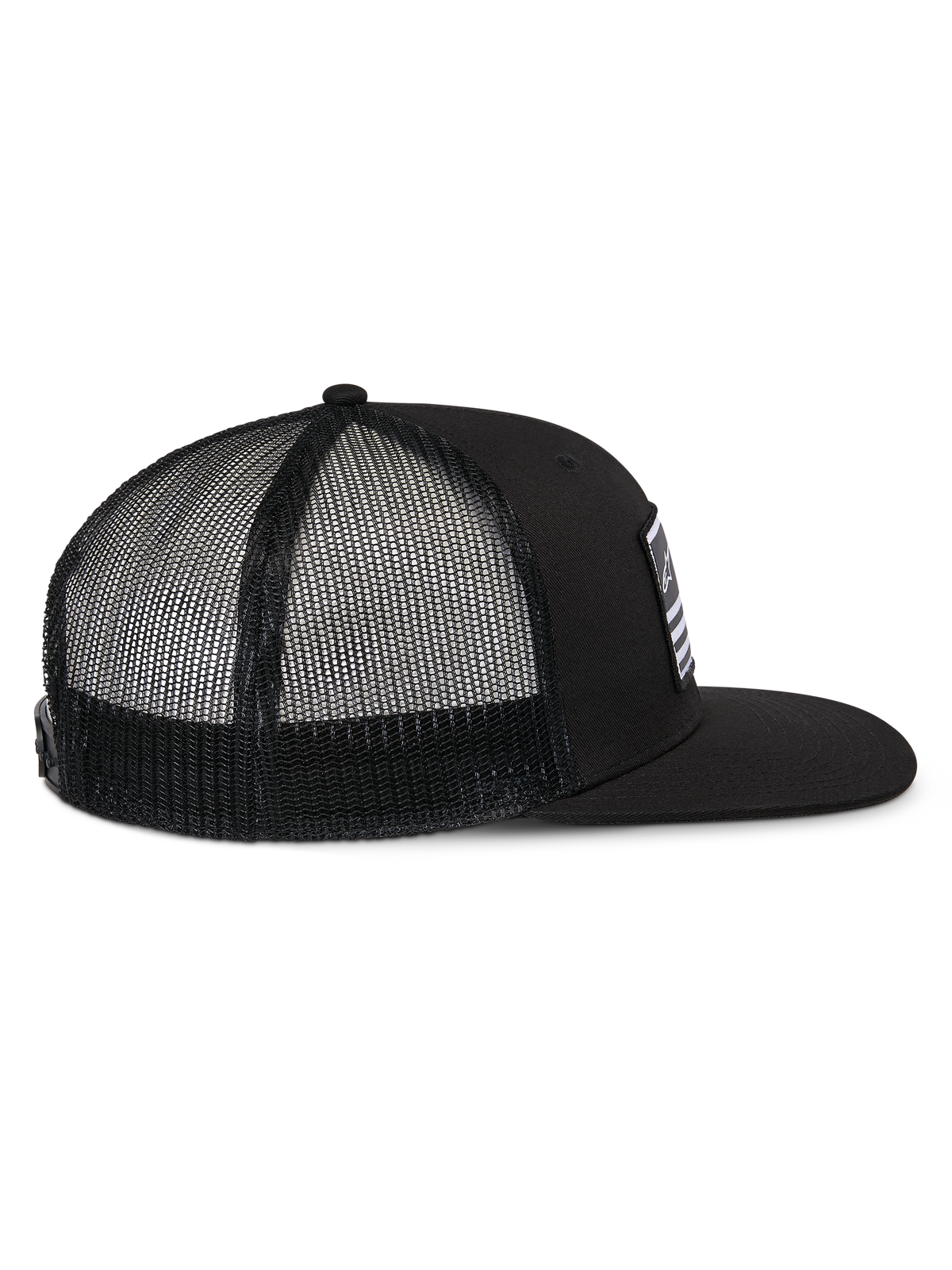 Alpinestars Flag Flat Trucker-Mütze, Schwarz, Seitenansicht mit flachem Schirm, strukturierter Krone und schwarzer Mesh-Rückseite aus Polyester, lässige vom Motorsport inspirierte Kopfbedeckung