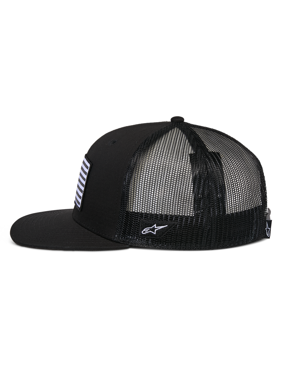 Alpinestars Flag Flat Trucker Hat, Seitenansicht, Schwarz, flacher Schirm und strukturierte Krone, atmungsaktive Rückseite aus Polyester-Mesh, Flaggen-Patch auf der Vorderseite und weiße Logo-Stickerei an der Seite, lässige vom Motorsport inspirierte Kopfbedeckung