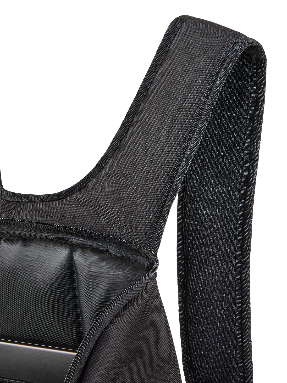 Alpinestars Defcon V3 Rucksack, Nahaufnahme des gepolsterten Air-Mesh-Schultergurts und des geöffneten Hauptfachs, schwarzes 600D Polyester, mit internem Laptopfach und strapazierfähiger Textilkonstruktion