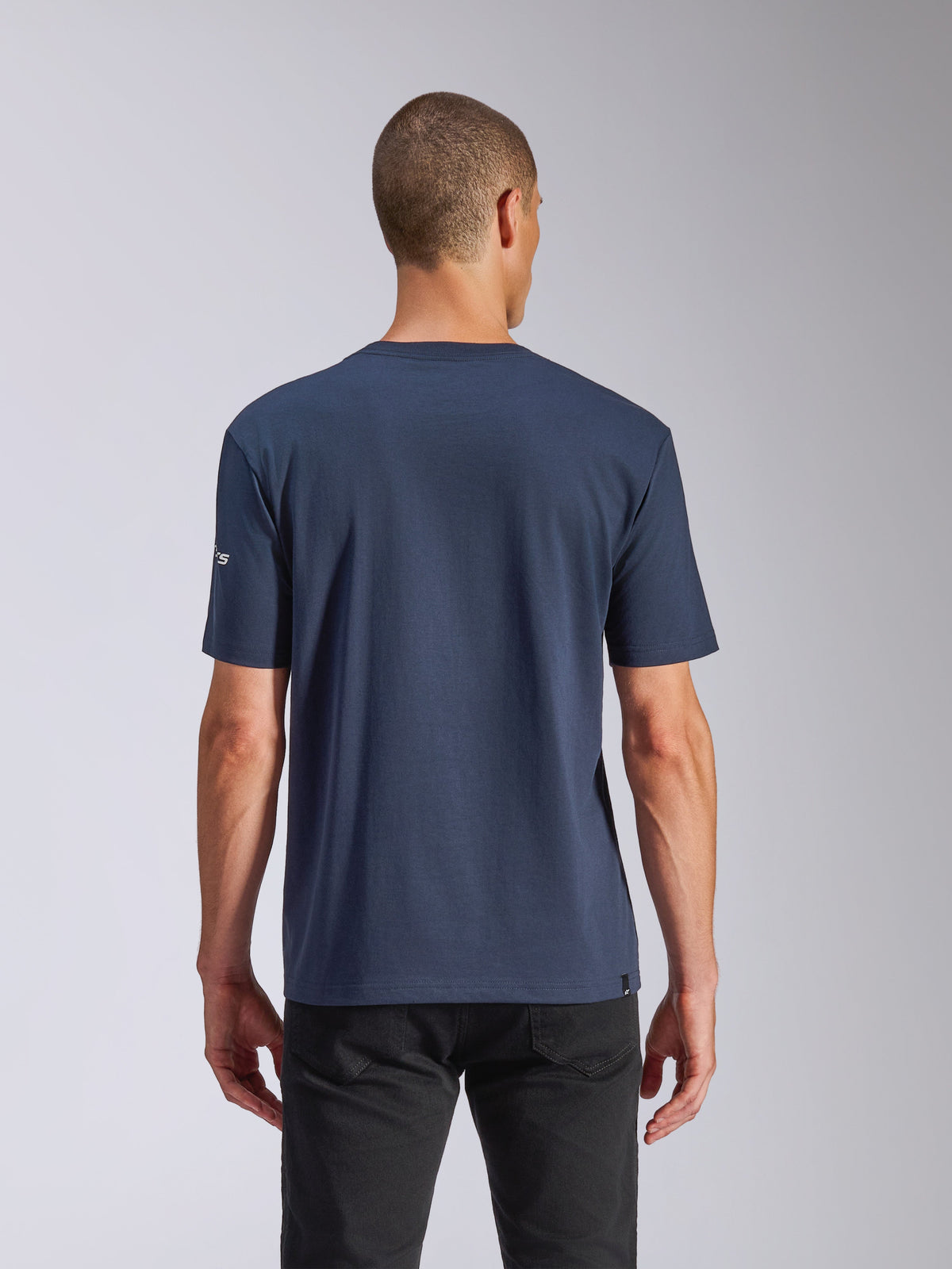 Alpinestars Frontal CSF Tee, Kurzarm-T-Shirt, Navy, Rückansicht am Modell in schwarzer Hose, lässige Performance-Sportbekleidung