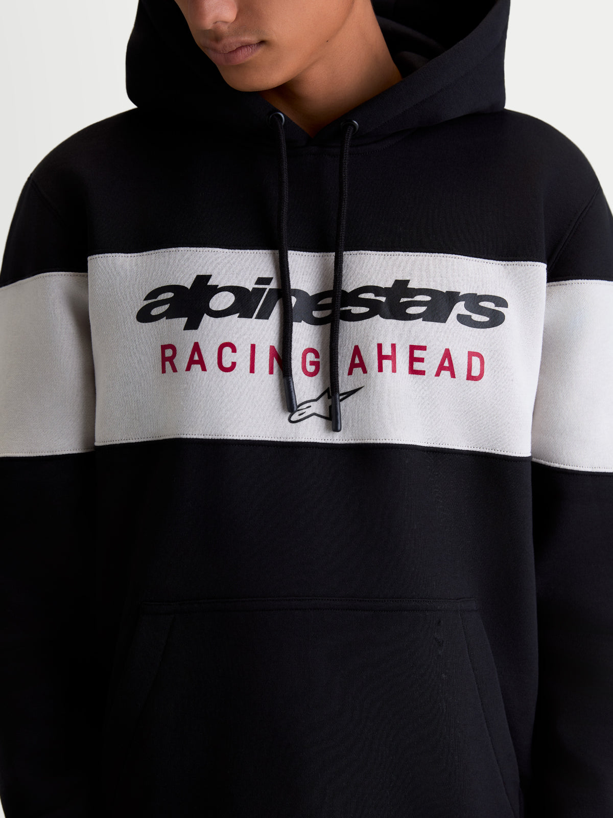 Alpinestars Cubic Hoodie, Sportswear-Kapuzenpullover, Schwarz und Grau, Color-Block-Design mit Alpinestars Wortlogo und Racing Ahead Grafik auf der Brust, Baumwoll-Recycling-Polyester-Mischung.