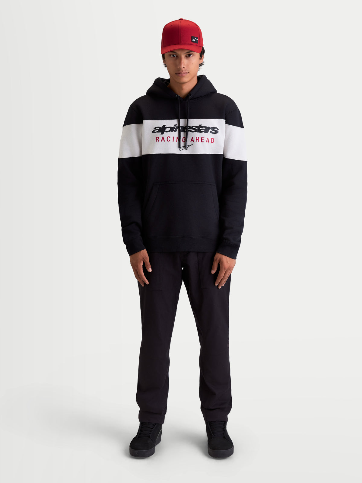 Alpinestars Cubic Hoodie, Sportswear-Kapuzenpullover für Herren, Schwarz und Weiß, mit Color-Block-Design auf der Brust und markantem Alpinestars Racing Ahead Logo, bequeme Baumwollmischung für lässigen Off-Bike-Stil.