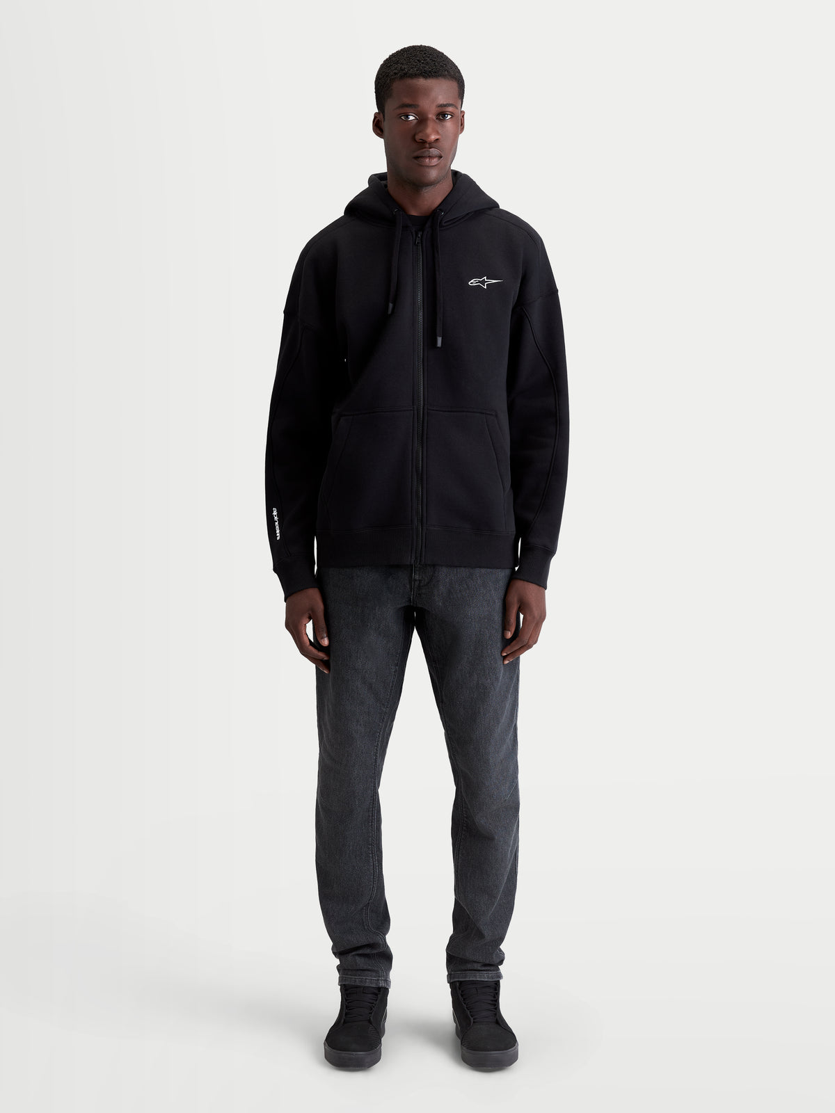 Alpinestars Entity Oversized Hoodie, Premium Sportswear Zip-Fleece, Schwarz, Unisex Relaxed Fit, Vislon-Frontreißverschluss, gefütterte Kapuze und Kängurutasche, Baumwoll-Recycling-Polyester-Mischung mit gestickten Logos, Ganzkörper-Modellansicht.