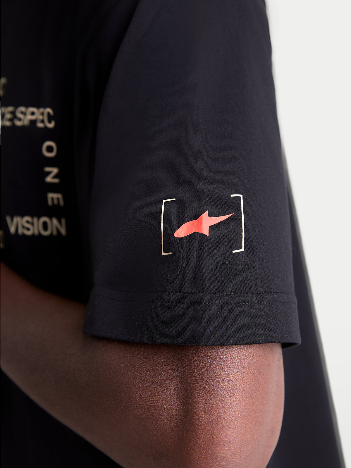 Alpinestars Infinity Oversized CSF T-Shirt, Kurzarm-Sportswear-Oberteil, Nahaufnahme des Ärmels mit rotem Astars-Bracket-Logo, Schwarz, lässige Off-Bike-Bekleidung mit Branding-Details.