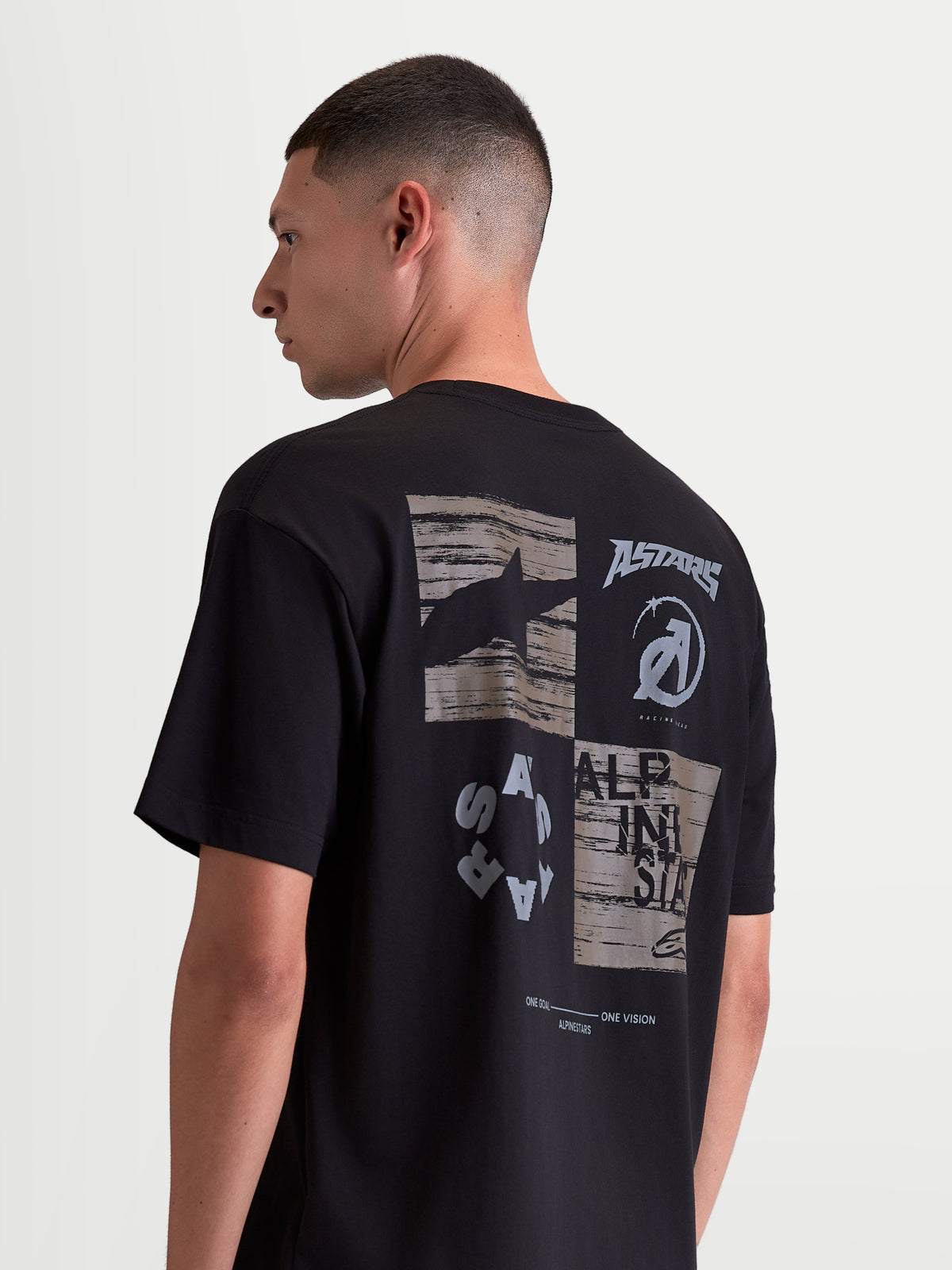 Alpinestars Checkback Oversized CSF T-Shirt, Kurzarm-Sportswear-T-Shirt, Schwarz und Grau, mit markanter Motorsport-Schachbrettgrafik auf dem Rücken, Astars-Branding und lockerer Oversized-Passform.