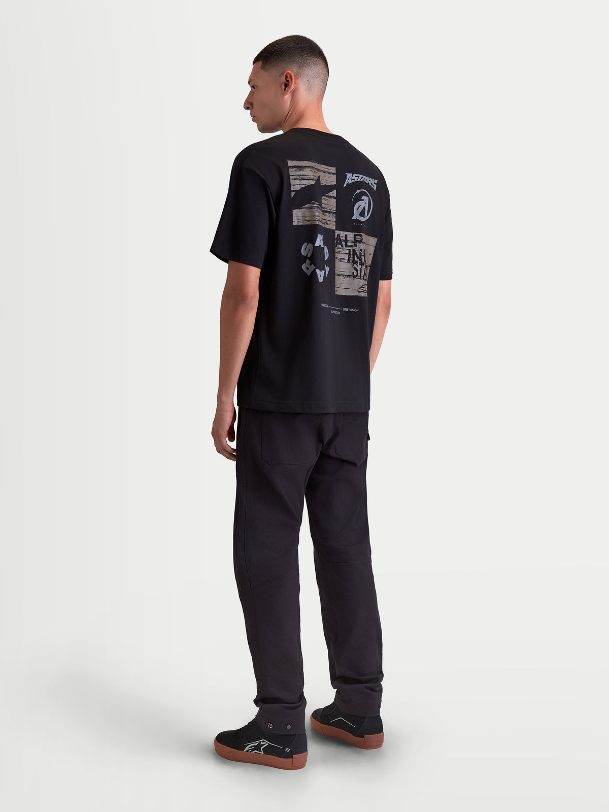 Alpinestars Checkback Oversized CSF T-Shirt, Herren Kurzarm-T-Shirt in Schwarz mit markanter Schachbrettgrafik und Astars-Logo auf dem Rücken, Motorsport-inspiriert, lässige Oversized-Passform, bequeme Baumwollmischung, Alpinestars Sportswear.