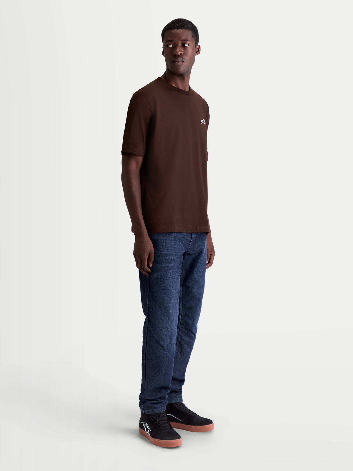 Alpinestars Mandate Oversized CSF T-Shirt, braunes Kurzarm-T-Shirt für Herren, lässige Oversized-Passform, Baumwoll-Polyester-Mix mit Puff-Druck Astars-Logo auf der Brust, Sportswear, Model-Ansicht.