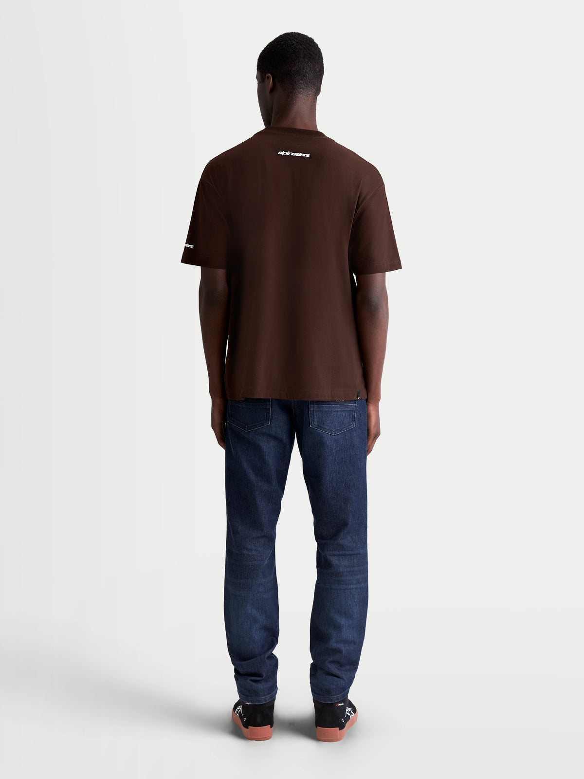Alpinestars Mandate Oversized CSF T-Shirt, Herren-Kurzarm-Sportswear-T-Shirt, Braun, Relaxed Oversized-Passform, weißes Wortmarken-Logo auf dem Rücken, Rückansicht auf Model