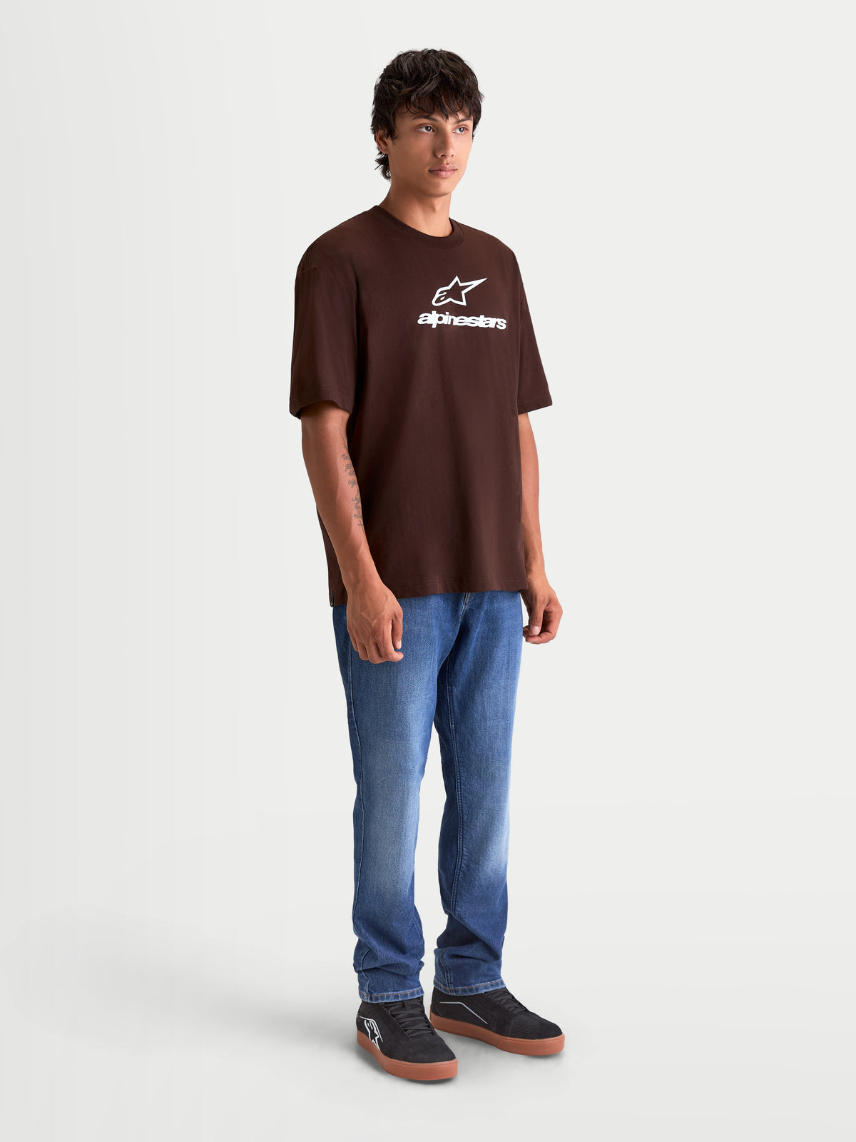 Alpinestars Prelude Oversized CSF T-Shirt, Kurzarm-T-Shirt für Herren, Braun und Weiß, Astars-Logo auf der Brust, lockere Passform, weiche Baumwoll-Polyester-Mischung, Sportswear, Model-Ansicht.