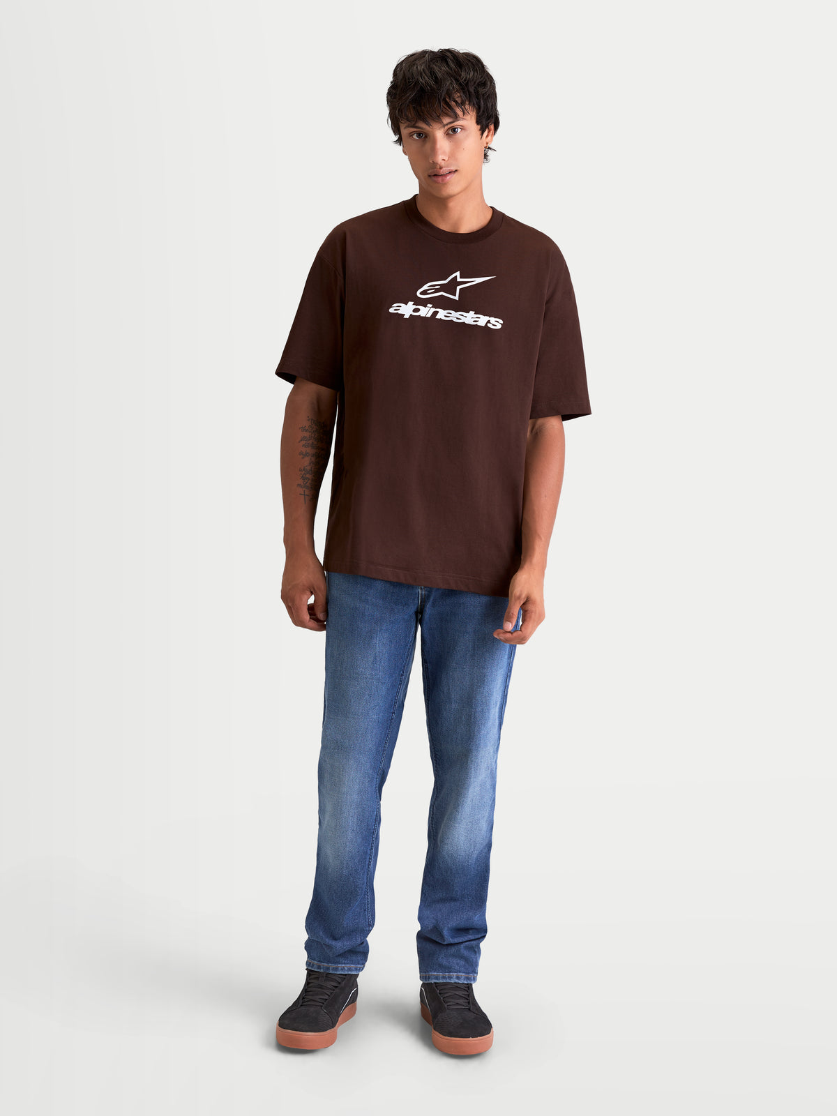 Alpinestars Prelude Oversized CSF T-Shirt, braunes Oversized-Sportswear-T-Shirt für Herren, Braun und Weiß, Baumwoll-Polyester-Mix, lockere Passform mit weißer Frontlogo-Grafik für den täglichen Off-Bike-Stil.
