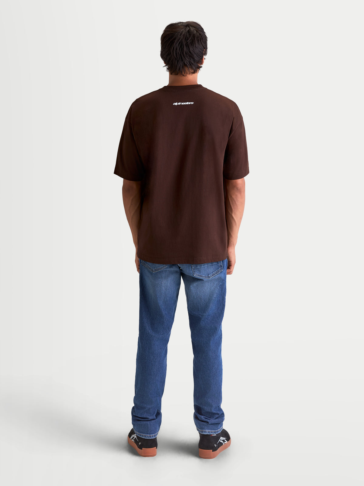 Alpinestars Prelude Oversized CSF T-Shirt, Kurzarm-Sportswear für Herren, Braun, Rückansicht auf einem Modell mit kleiner weißer Alpinestars-Wortmarke im Nacken, lockere Oversized-Passform.