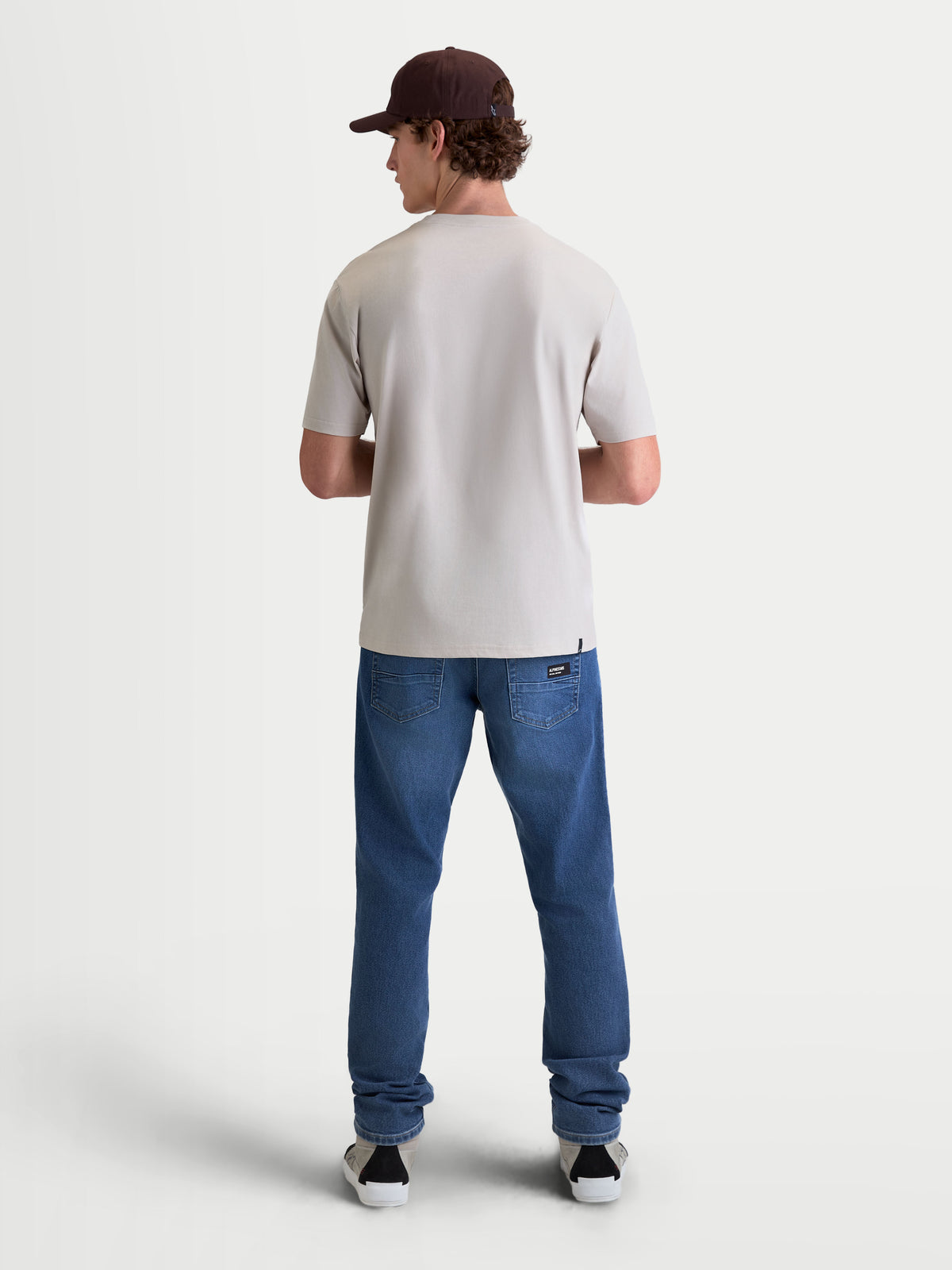 Alpinestars Elliptogrit CSF T-Shirt, Herren-Kurzarm-Sportswear-T-Shirt in Grau, Rückansicht am Model, lässiger Motorsport-Look aus hochwertigem Baumwoll-Polyester-Mix.