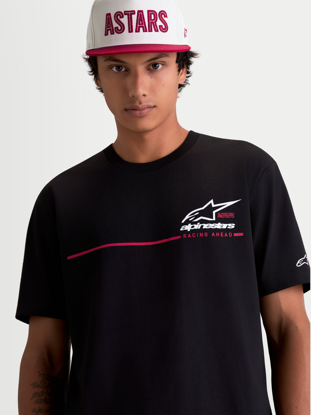 Alpinestars P1 CSF T-Shirt, Kurzarm-Sportswear-T-Shirt, Unisex, Schwarz, mit weißer und roter Rennstreifen-Logo-Grafik, Soft-Touch-Print-Finish, 60/40 Baumwoll-Polyester-Mix.