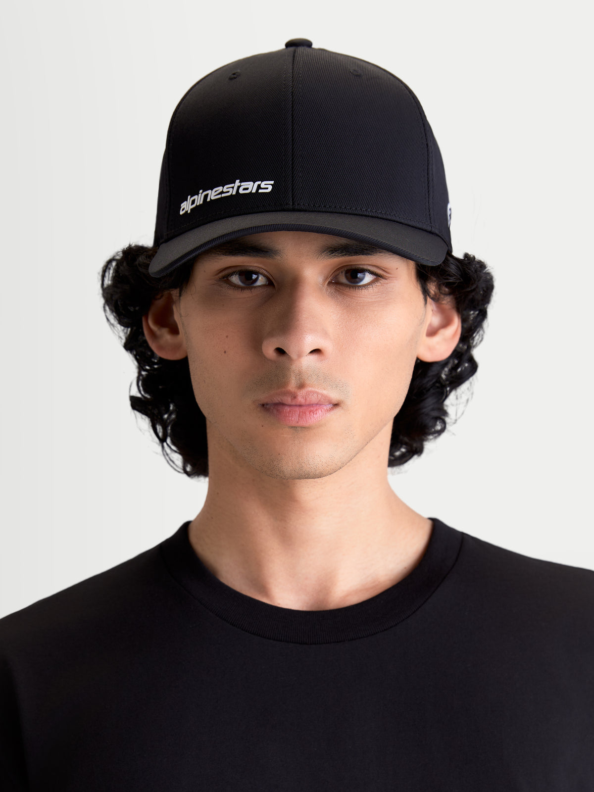 Alpinestars Points Kappe, Sportswear Baseball-Cap für Herren und Damen, Schwarz und Weiß, leichtes Nylon-Tactel-Gewebe, Flex-Back-Passform, Vorderansicht am Modell.