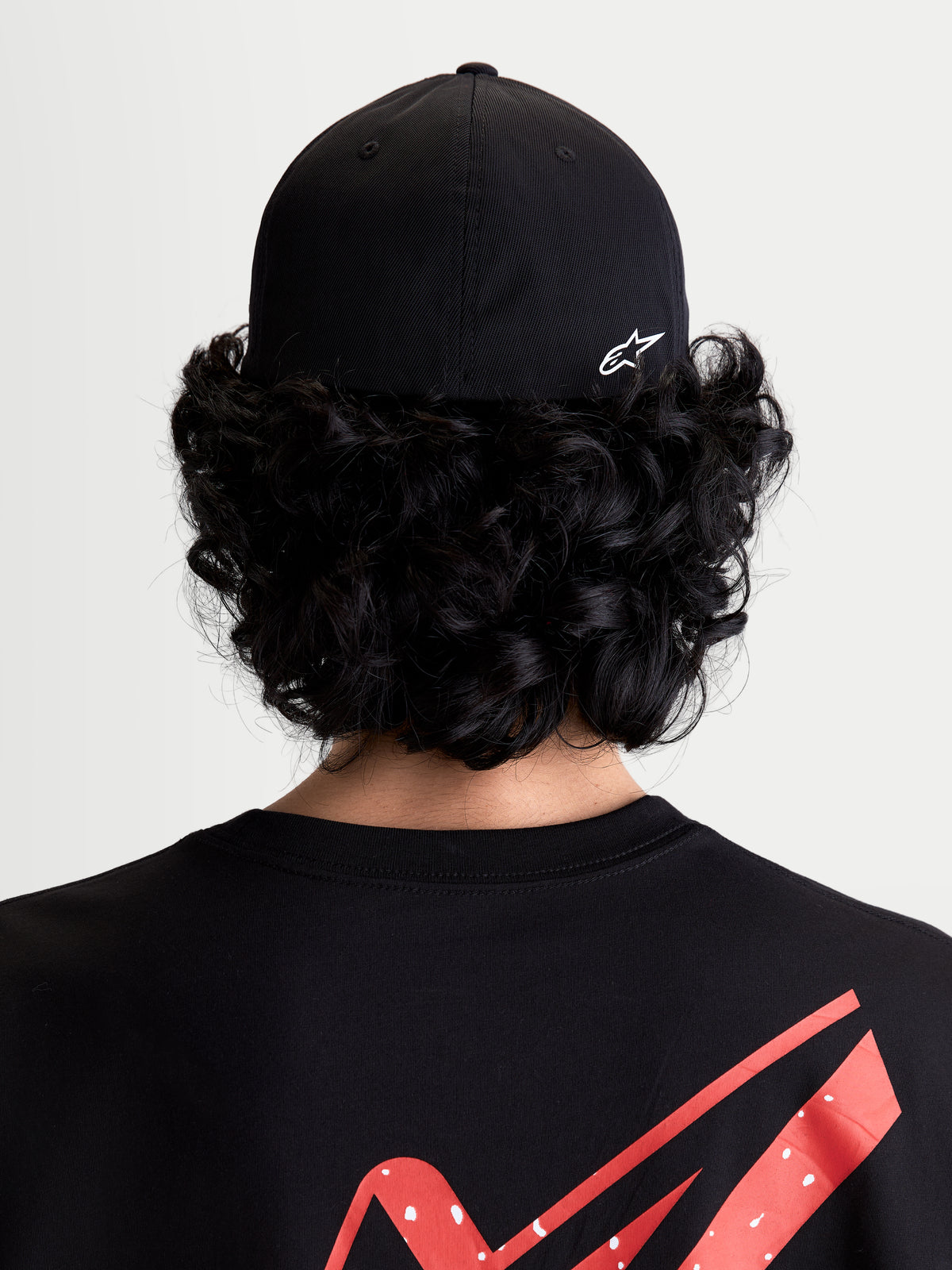 Alpinestars Points Kappe, Sportswear Flex-Back-Kappe, Unisex, Schwarz und Weiß, leichte Nylon-Tactel-Konstruktion, Rückansicht am Modell mit weißem Astars-HD-Logodruck.