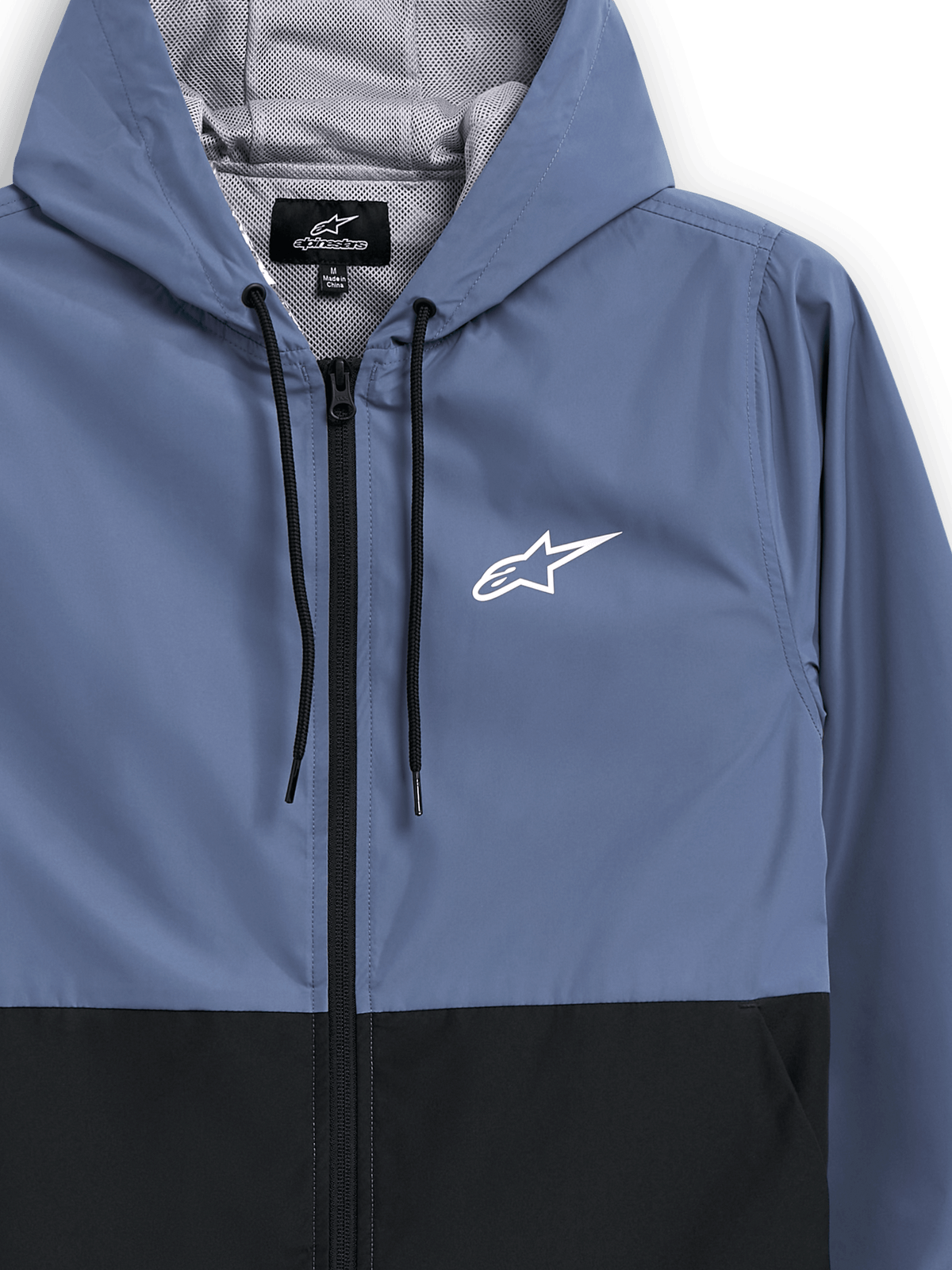 Alpinestars Speeder Windbreaker-Jacke, Schieferblau und Schwarz, leichte Windbreaker-Jacke mit Kapuze, Mesh-Futter mit schwarzen Kordelzügen, weißes Alpinestars Stern-Logo auf der Brust, Block-Design, lässige, vom Motorsport inspirierte Streetwear