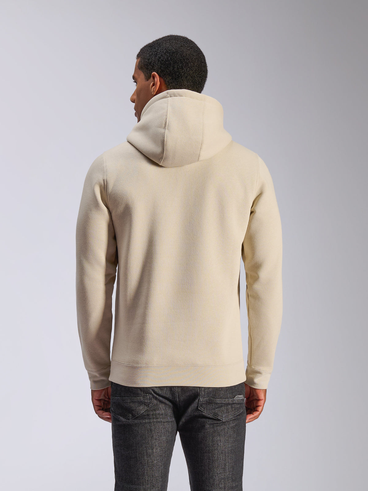 Alpinestars Ageless V3 Hoodie, Off-White, Rückansicht, lässige Sportbekleidung, mit jerseygefütterter Kapuze, langen Ärmeln mit Rippbündchen und Saum, getragen mit dunkler Denim-Jeans