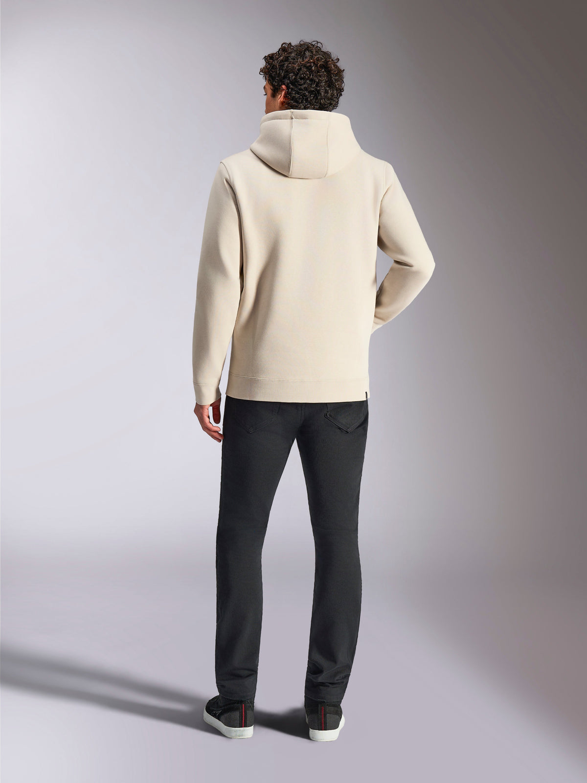 Alpinestars Always V3 Hoodie, off-white Fleece-Pullover von hinten gesehen, lässiger Streetwear-Stil mit Jersey-Kapuzenfutter und Rippstrickbündchen, kombiniert mit einer schwarzen Hose