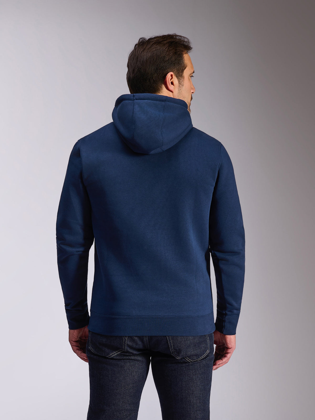 Alpinestars Ride V3 Hoodie, marineblauer Fleece-Kapuzenpullover, Rückansicht mit einfarbig blauem Design, jerseygefütterte Kapuze, Rippstrickbündchen an Ärmeln und Saum, lässige Motorsport-Streetwear