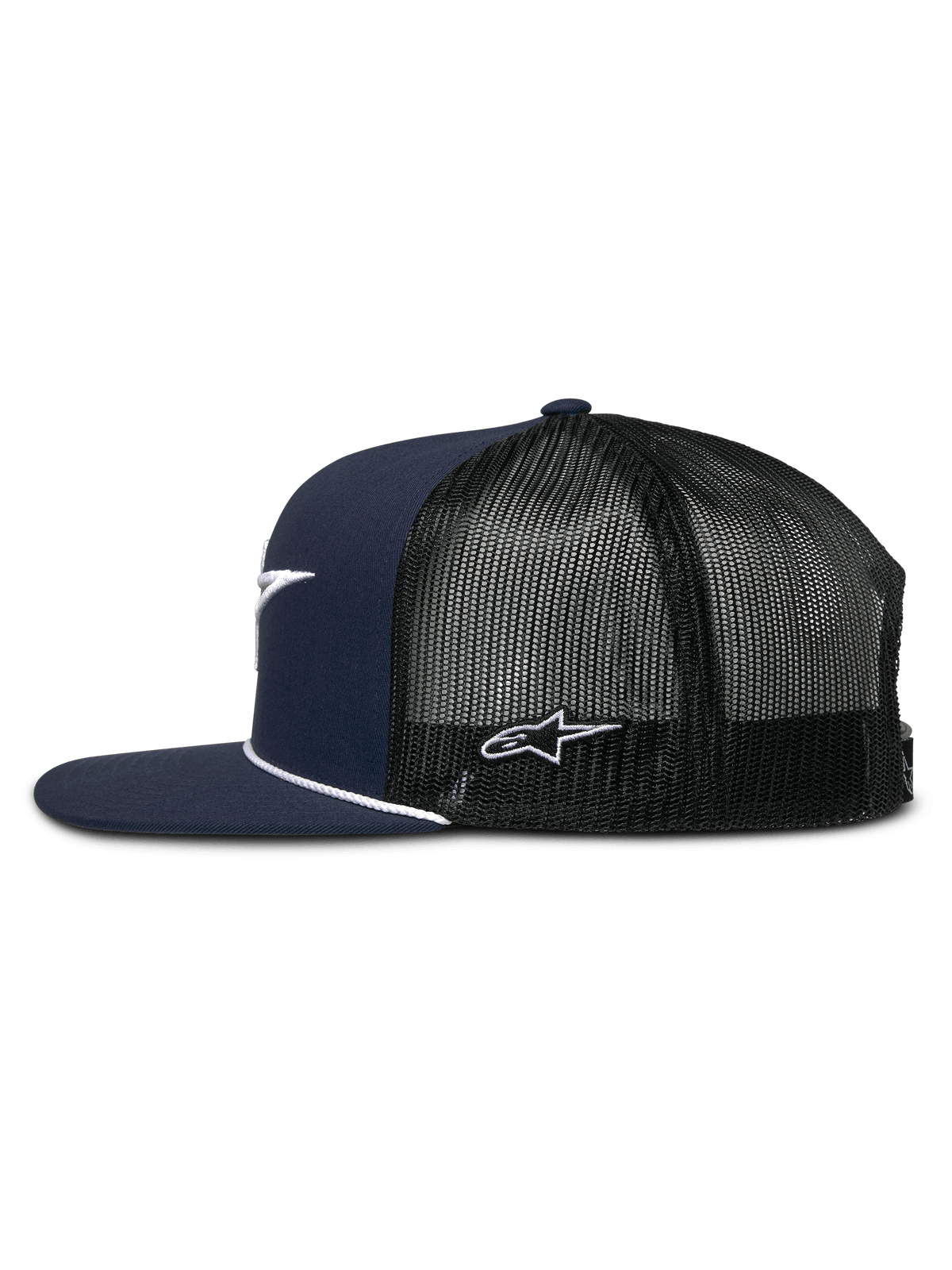 Alpinestars Orion Trucker Hat, Dunkelblau und Schwarz, Seitenansicht, strukturierte Krone mit flachem Schirm und weißem Seilbesatz, atmungsaktive schwarze Mesh-Rückseite mit weißer Logo-Stickerei, lässige vom Motorsport inspirierte Kopfbedeckung