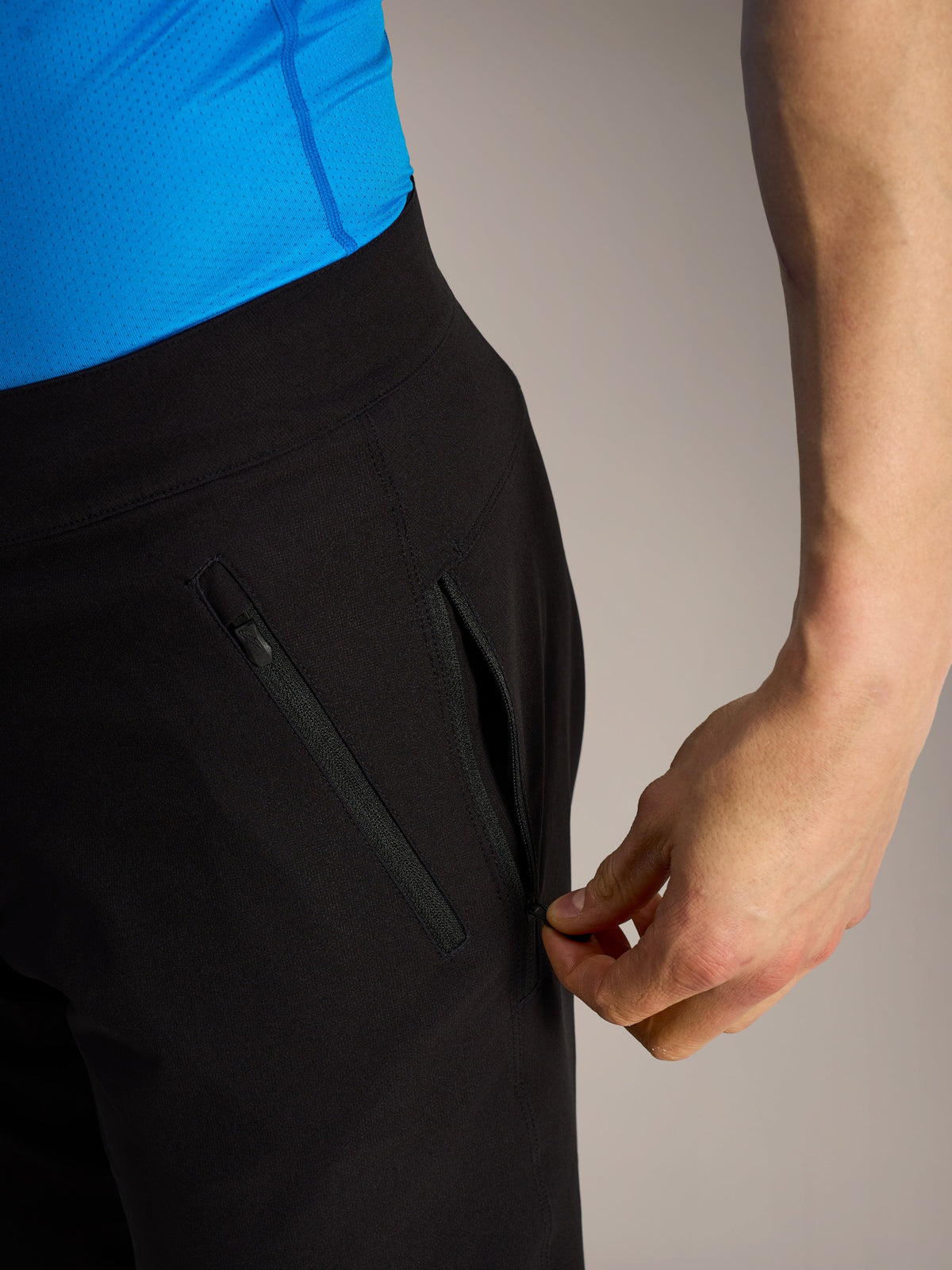 Alpinestars A-Dura Ride MTB-Shorts in Schwarz, Hand öffnet eine der sicheren Reißverschluss-Seitentaschen.