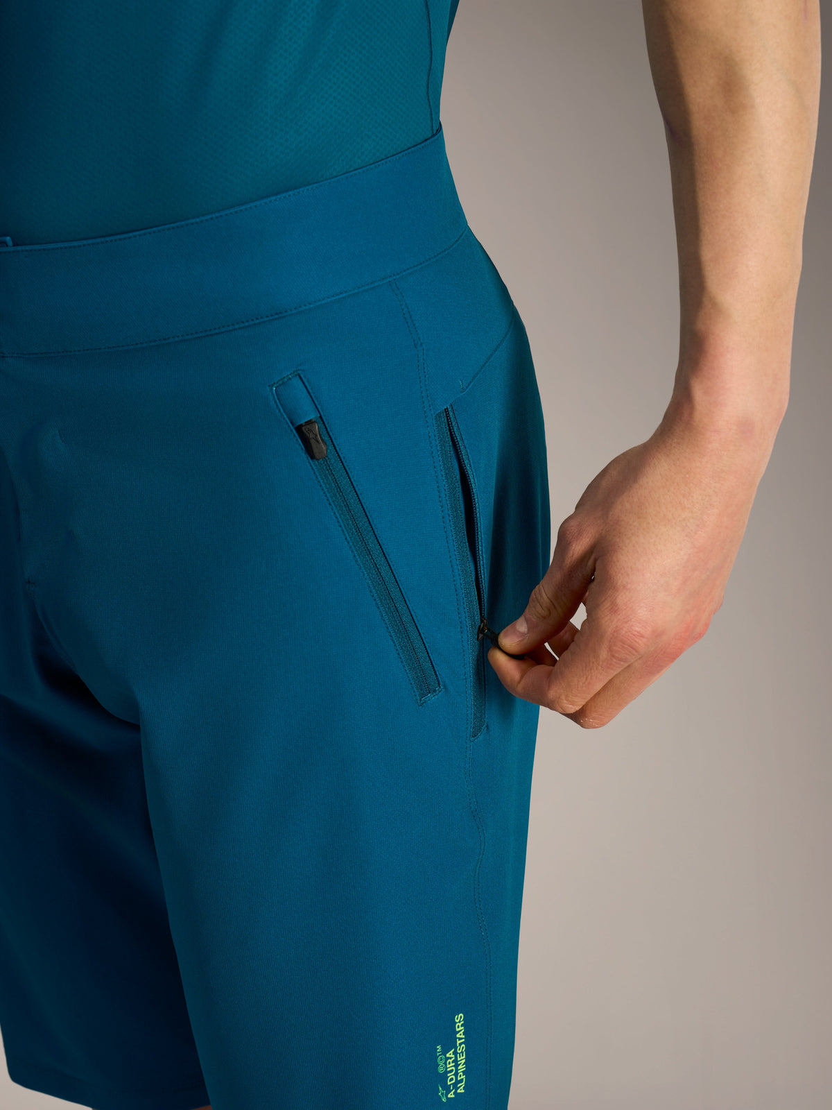 Alpinestars A-Dura Ride Shorts in Blau-Grün mit Reißverschlusstasche und technischem 4-Wege-Stretch-MTB-Gewebe.