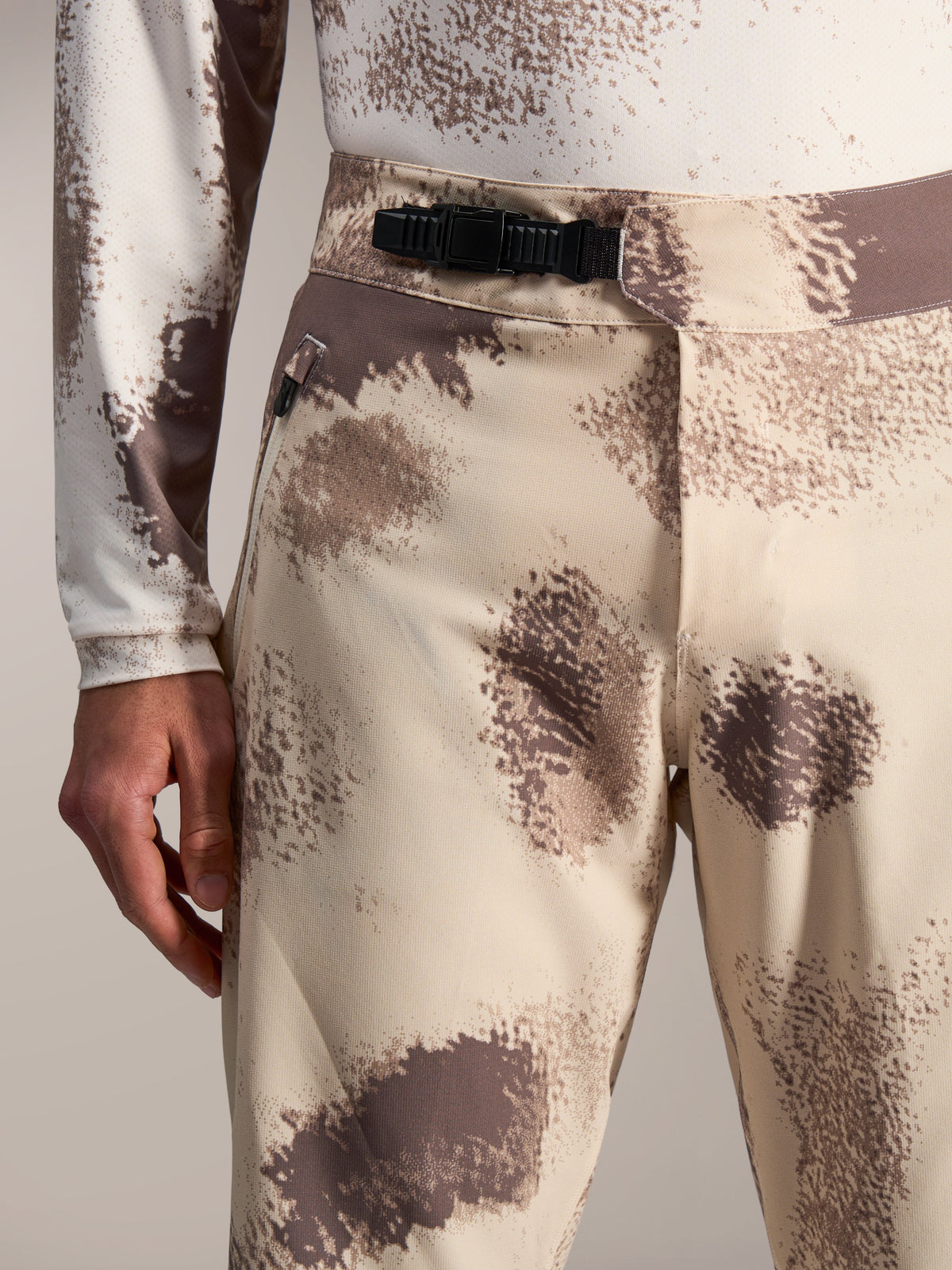 Alpinestars A-Dura Ride Shorts in Sand Camo mit schwarzem Ratschenverschluss, robuste MTB-Hose für Offroad-Performance.