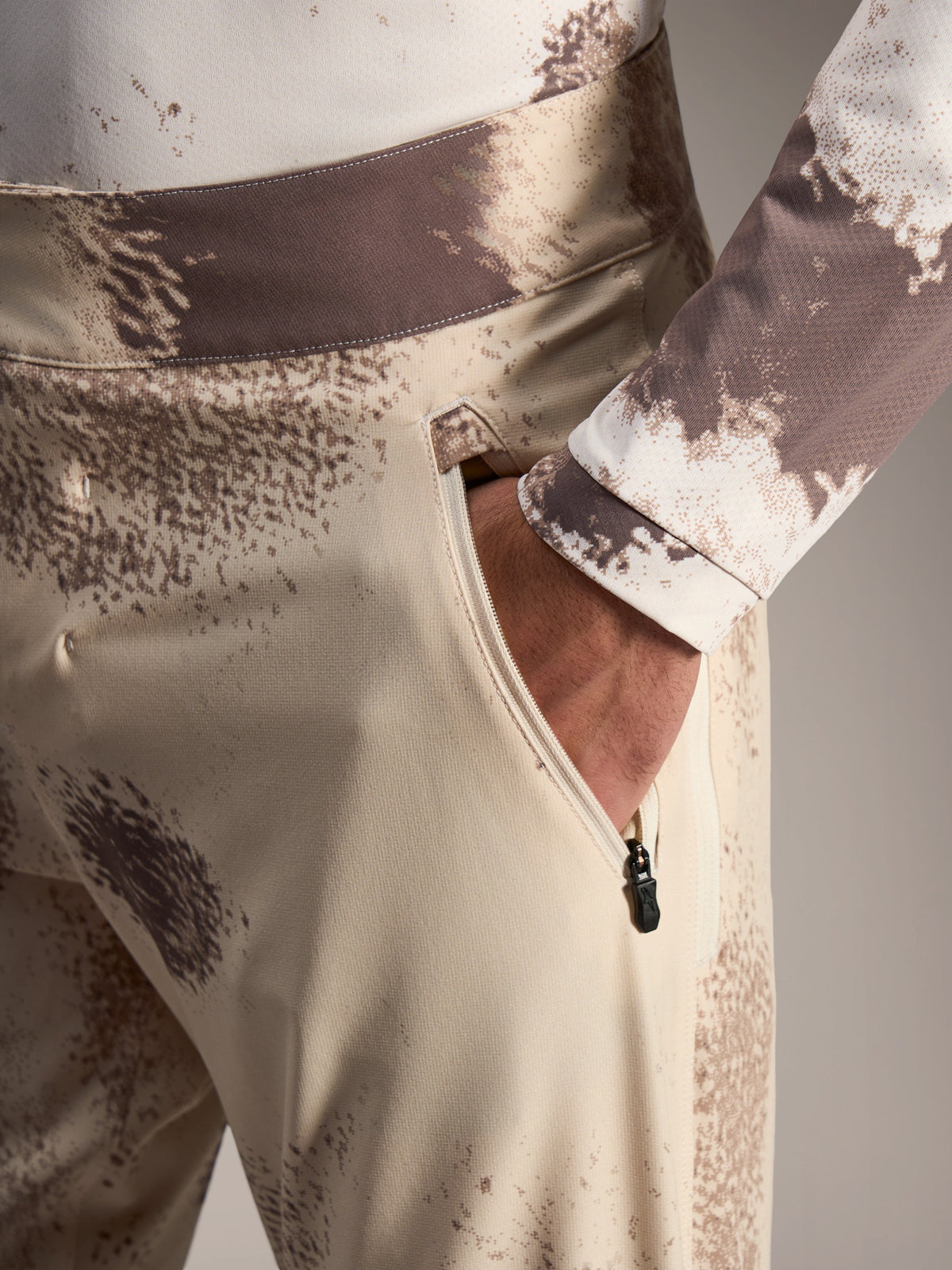 Alpinestars A-Dura Ride Shorts in Sand Camo mit Reißverschlusstasche aus robustem 4-Wege-Stretch-Gewebe.