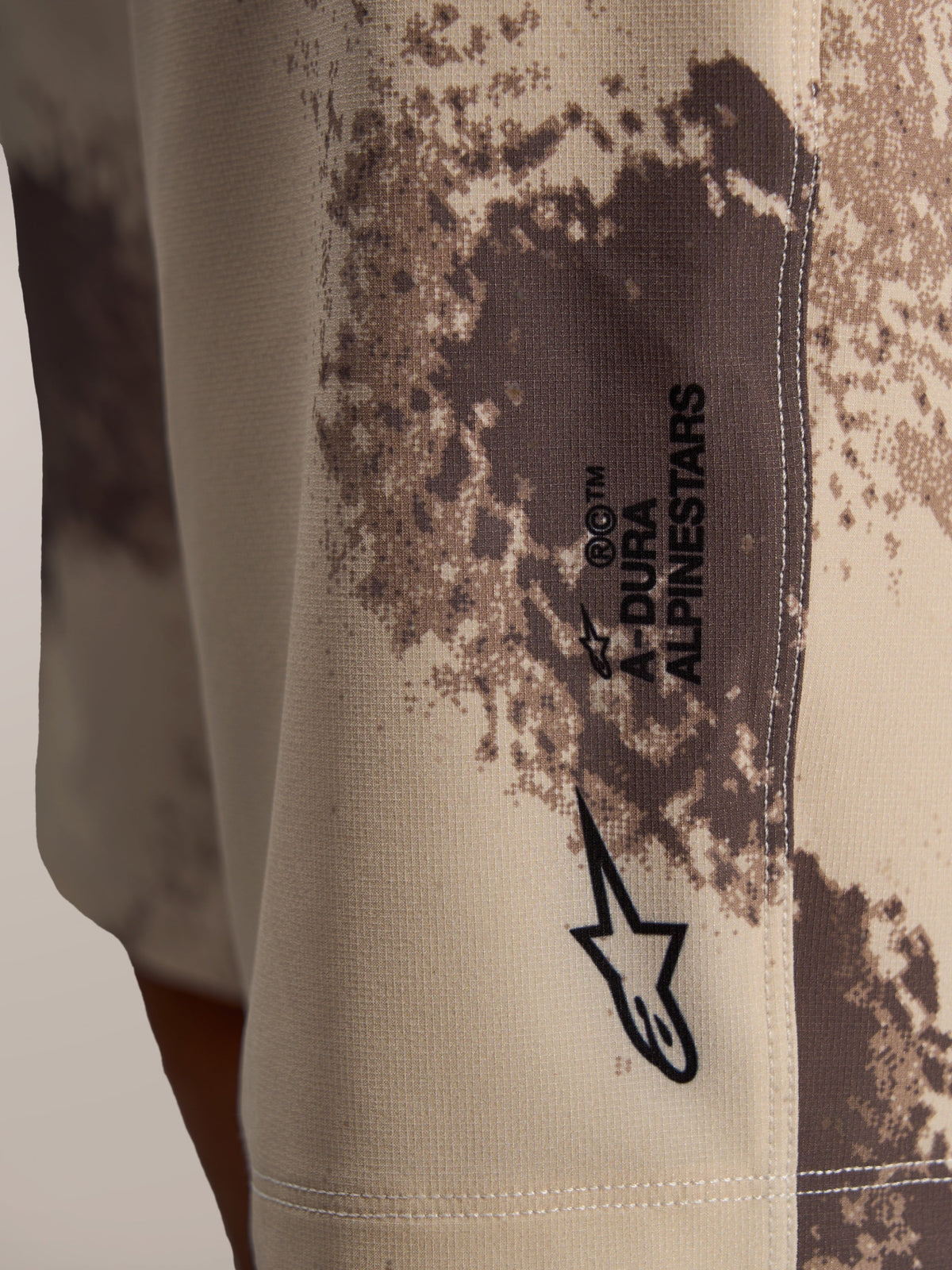 A-Dura Ride Shorts in Sand Camo mit Astar-Logo auf strapazierfähigem technischem 4-Wege-Stretch-Gewebe.