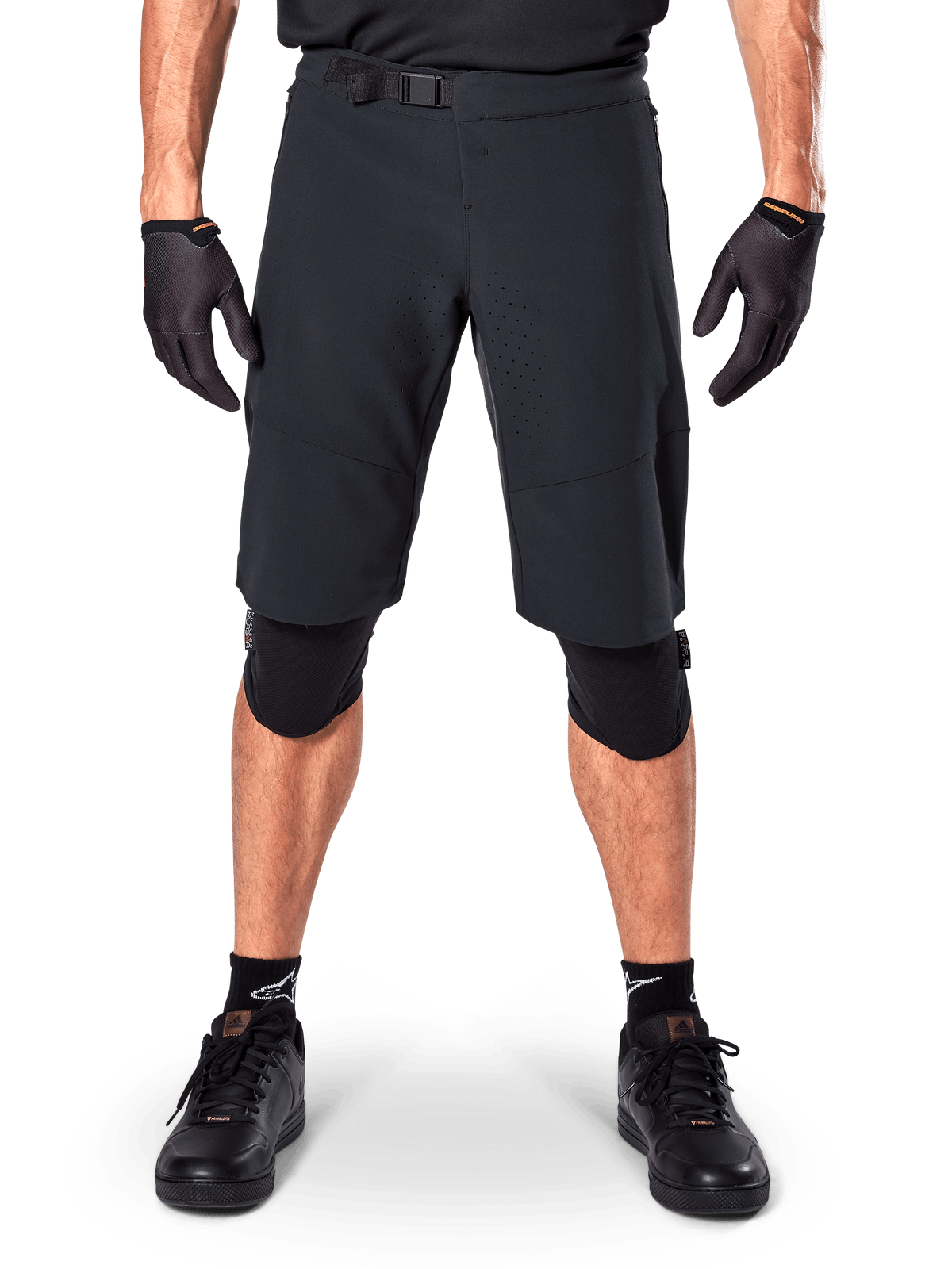 Alpinestars A-Aria Elite Shorts, Mountainbike-Shorts, Schwarz, getragen mit Knieschonern und schwarzen Handschuhen, mit lasergeschnittener Belüftung und verstellbarem Schnallenverschluss am Bund, Performance-Offroad-Radsportbekleidung