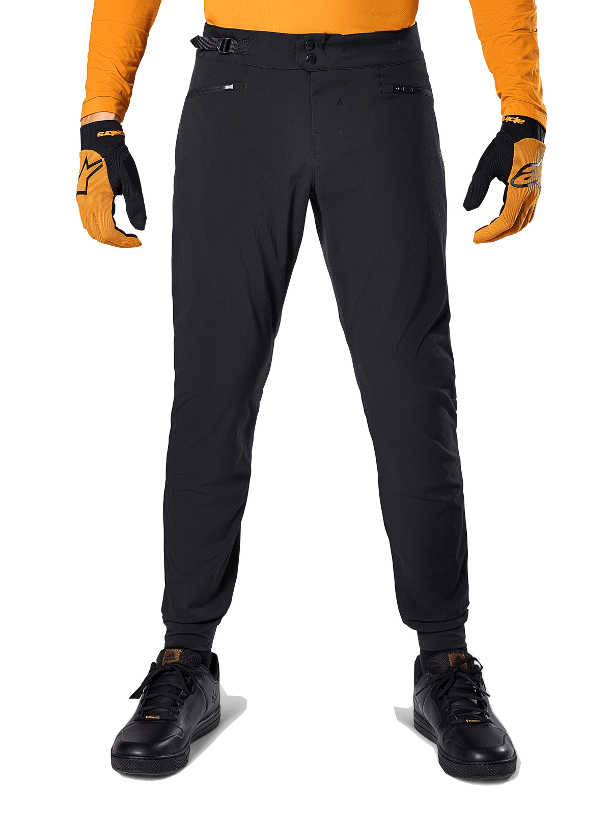 Alpinestars A-Dura Hose, Mountainbike-Hose, Schwarz, kombiniert mit einem orangefarbenen Langarmtrikot und schwarz-orangen Handschuhen, mit doppeltem Druckknopfverschluss und seitlichen Taillenverstellern, strapazierfähiges Textil für den Offroad-Einsatz
