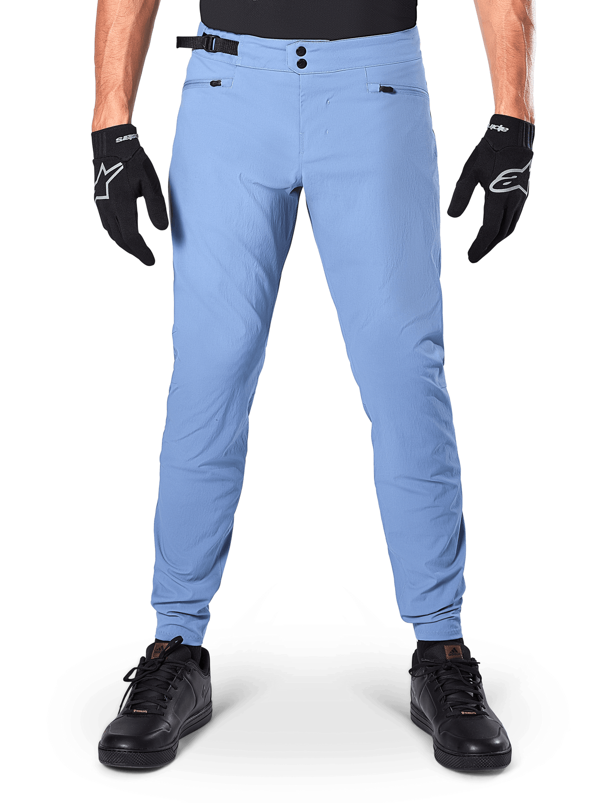 Alpinestars A-Dura Hose, MTB-Hose, Infinity Blue, hellblaue Mountainbike-Hose mit doppeltem Druckknopfverschluss und Reißverschlusstaschen, getragen mit schwarzen Handschuhen und schwarzen Schuhen, reguläre Passform mit elastischen Bündchen