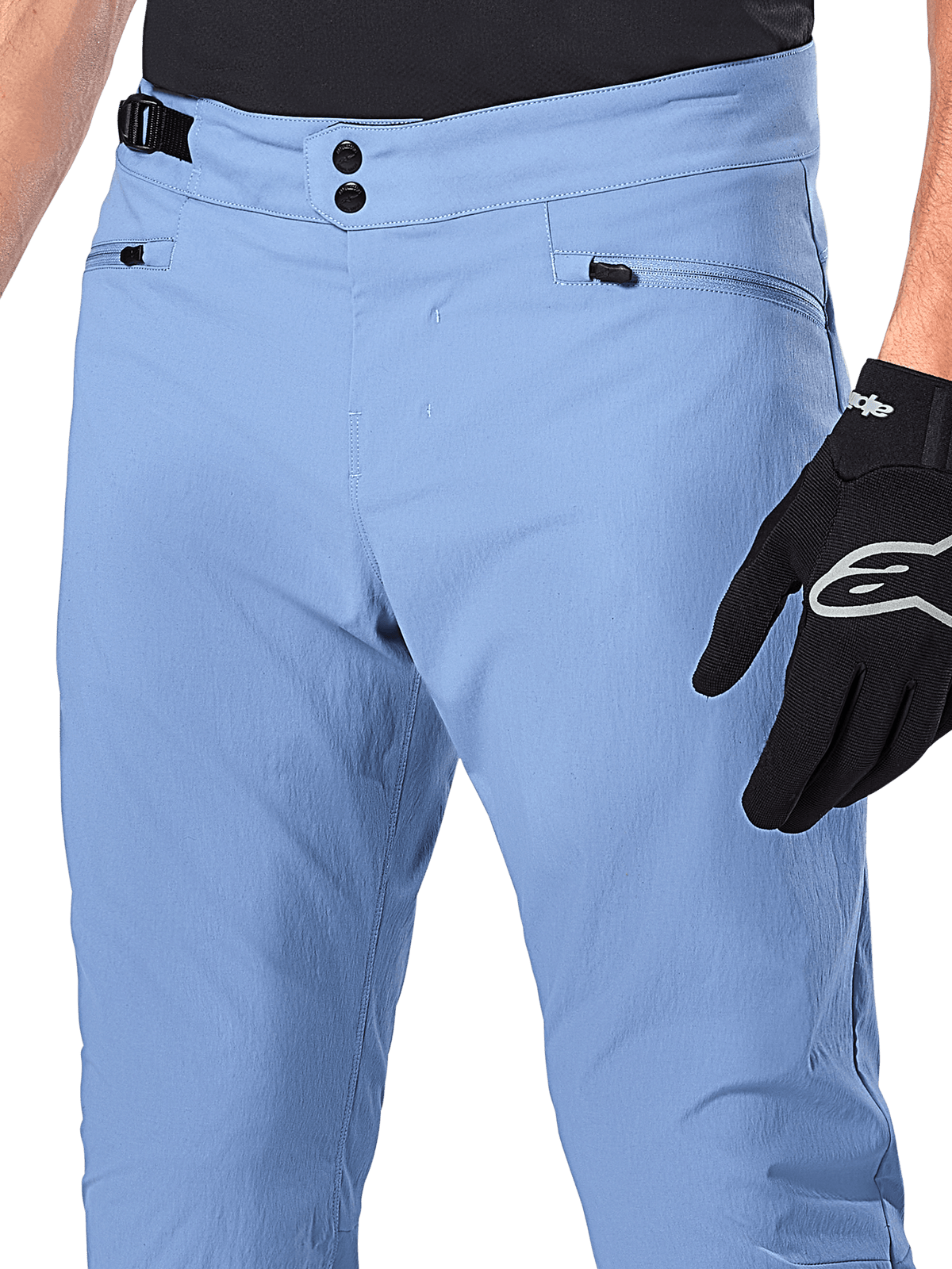 Alpinestars A-Dura Hose, MTB-Fahrradhose, Infinity Blue, Nahaufnahme der Taille mit doppeltem Druckknopfverschluss und seitlichem Taillenversteller, Reißverschlusstaschen, getragen mit schwarzen Alpinestars-Handschuhen