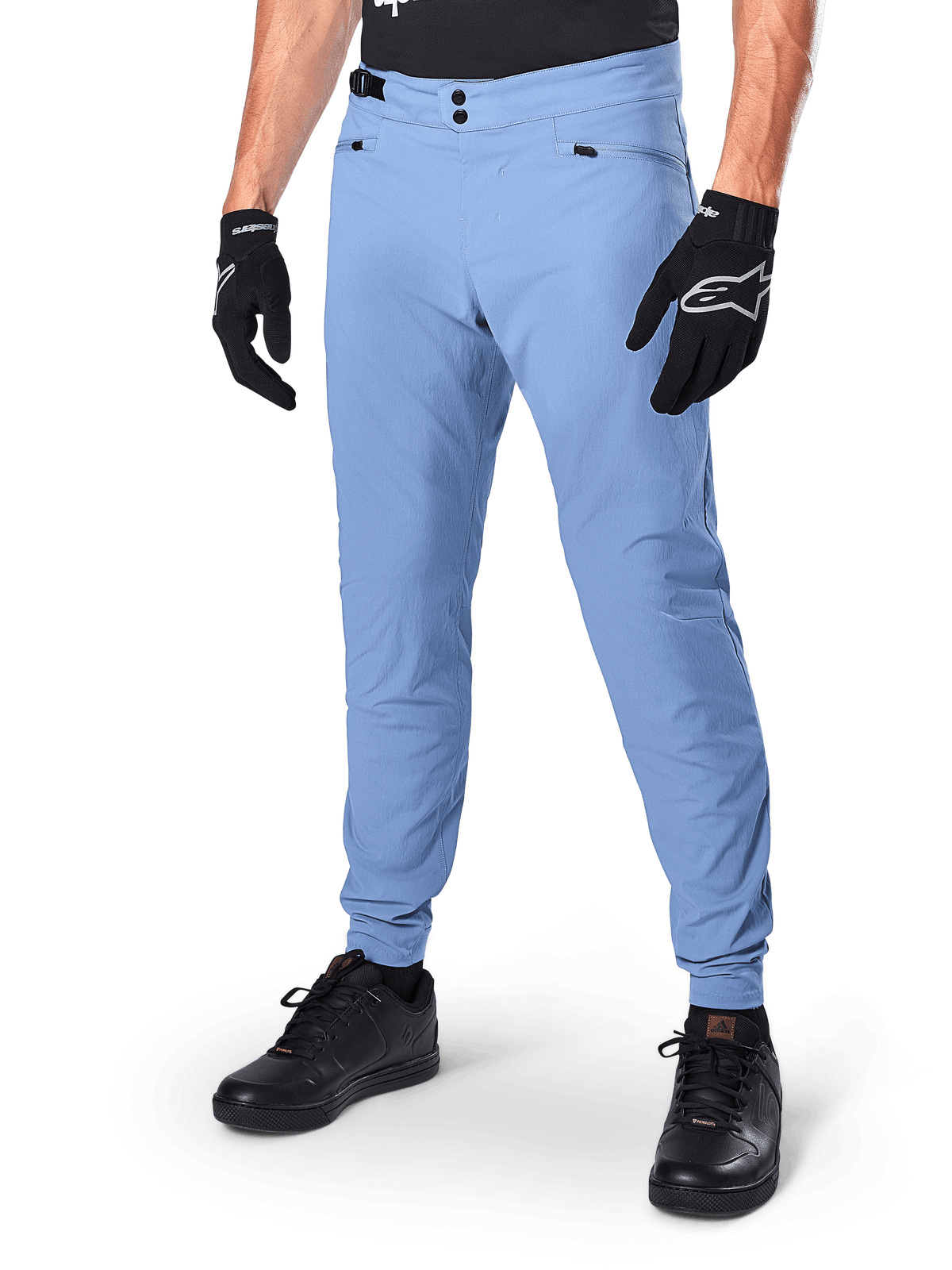 Alpinestars A-Dura Hose, Infinity Blue MTB-Radhose, mit doppeltem Druckknopfverschluss vorne und Reißverschlusstaschen, kombiniert mit schwarzen Handschuhen und schwarzen Schuhen, strapazierfähiges 2-Wege-Stretch-Gewebe für Offroad-Fahrten