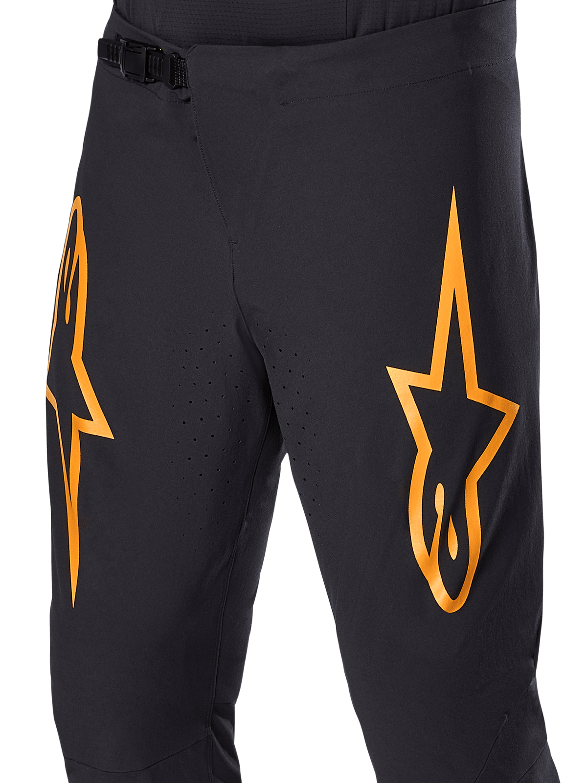 Alpinestars A-Supra Race Hose, schwarze MTB-Fahrradhose mit großen orangefarbenen Stern-Logos, Ratschenverschluss vorne und laserperforierten Belüftungslöchern, leistungsorientiertes technisches Design.