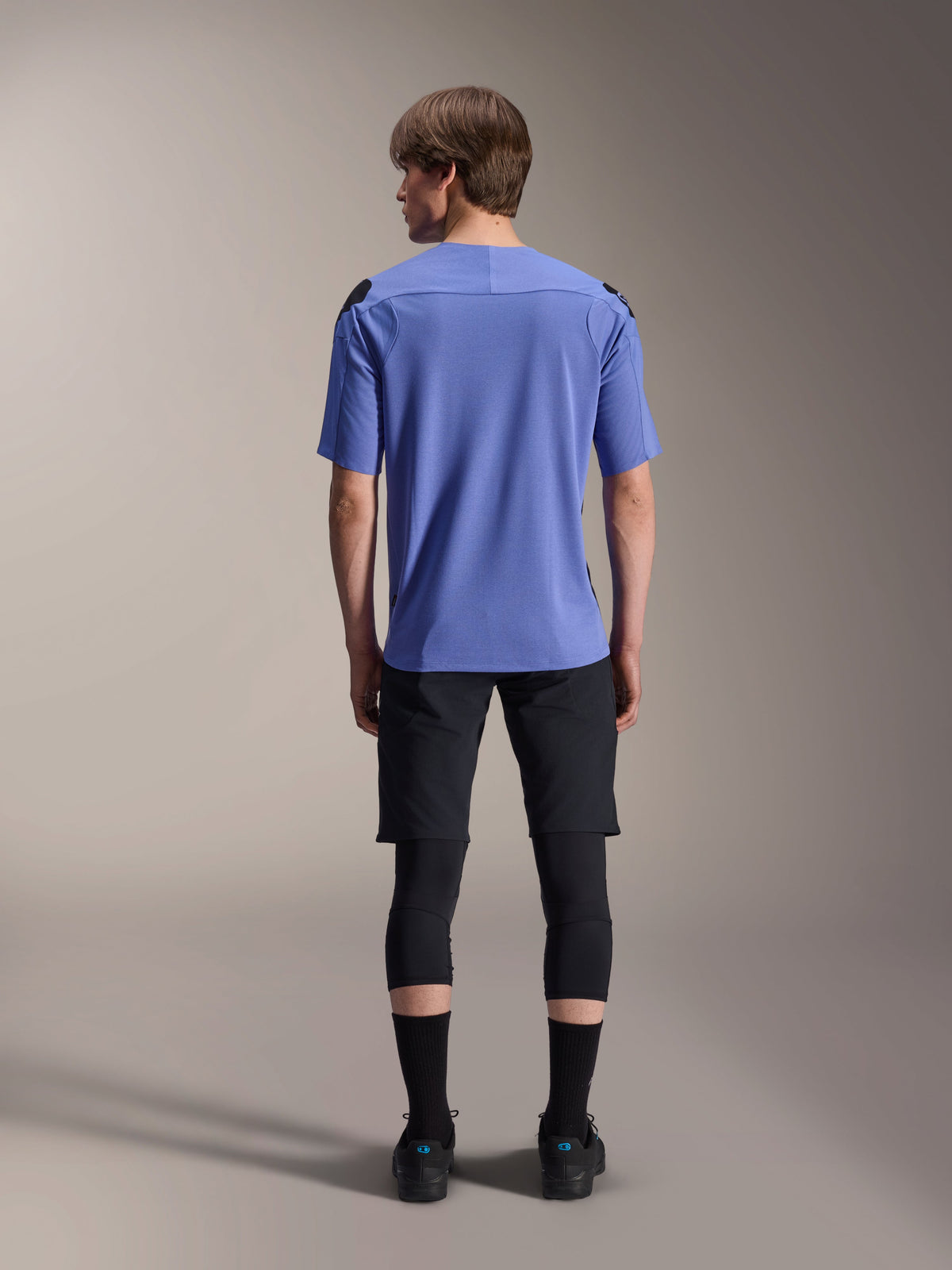 Alpinestars A-Aria Polartec Elite Kurzarmtrikot, Baja Blue, Rückansicht, von einem Model getragen mit schwarzen Mountainbike-Shorts und Knieschutz, Performance-Radsportbekleidung