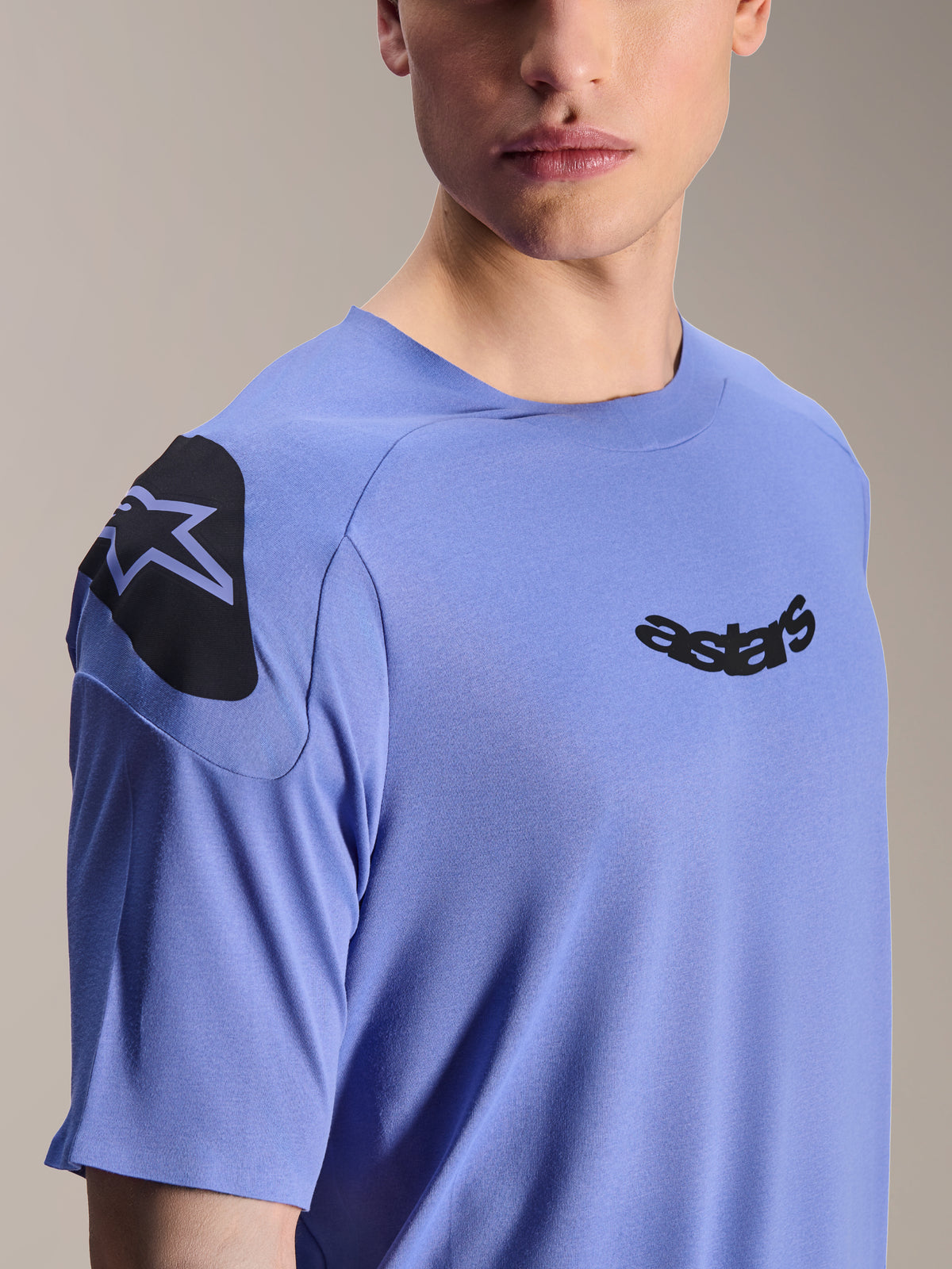 Alpinestars A-Aria Polartec Elite Trikot, Kurzarm-Mountainbike-Trikot, Baja Blue, Nahaufnahme von Brust und Schulter mit schwarzem Astars-Logo und Schultergrafik, technisches, feuchtigkeitsableitendes Gewebe für den Offroad-Radsport