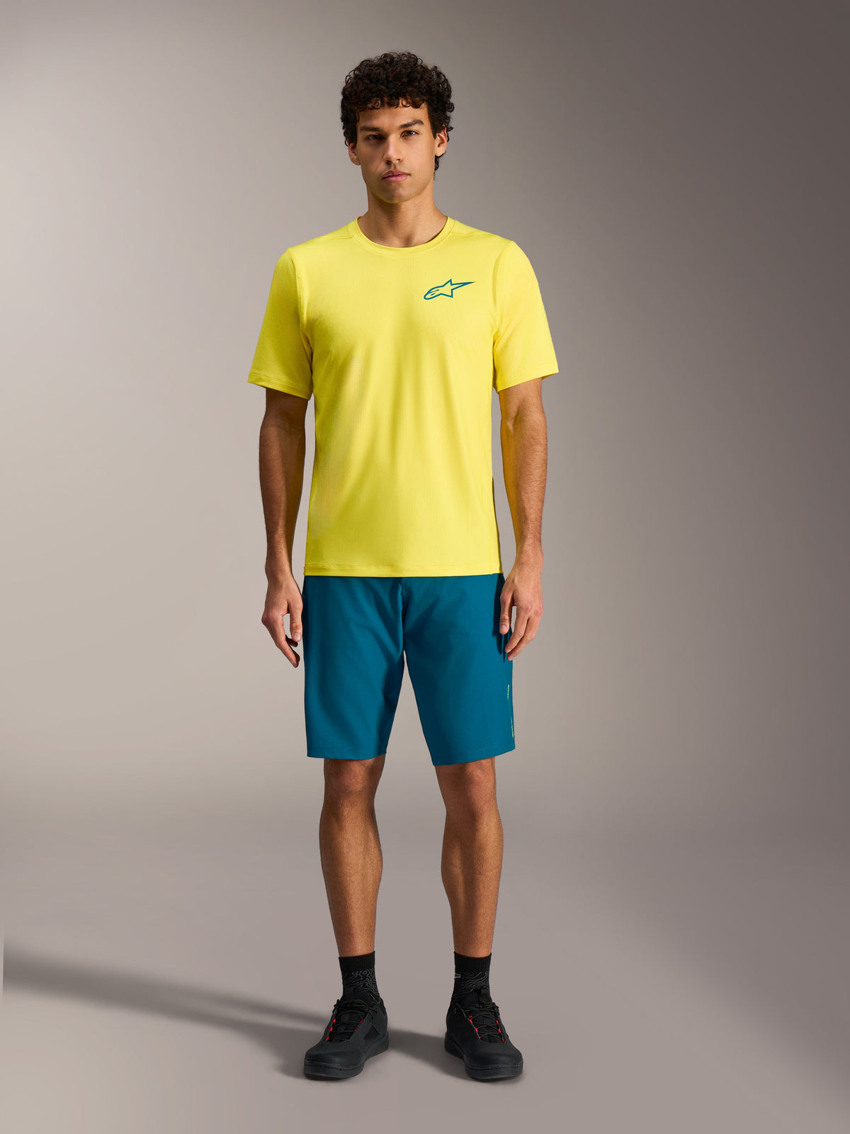 Gelbes Alpinestars A-Dura Air SS Jersey und blaugrüne A-Dura Ride Shorts, Performance-MTB-Outfit für Herren