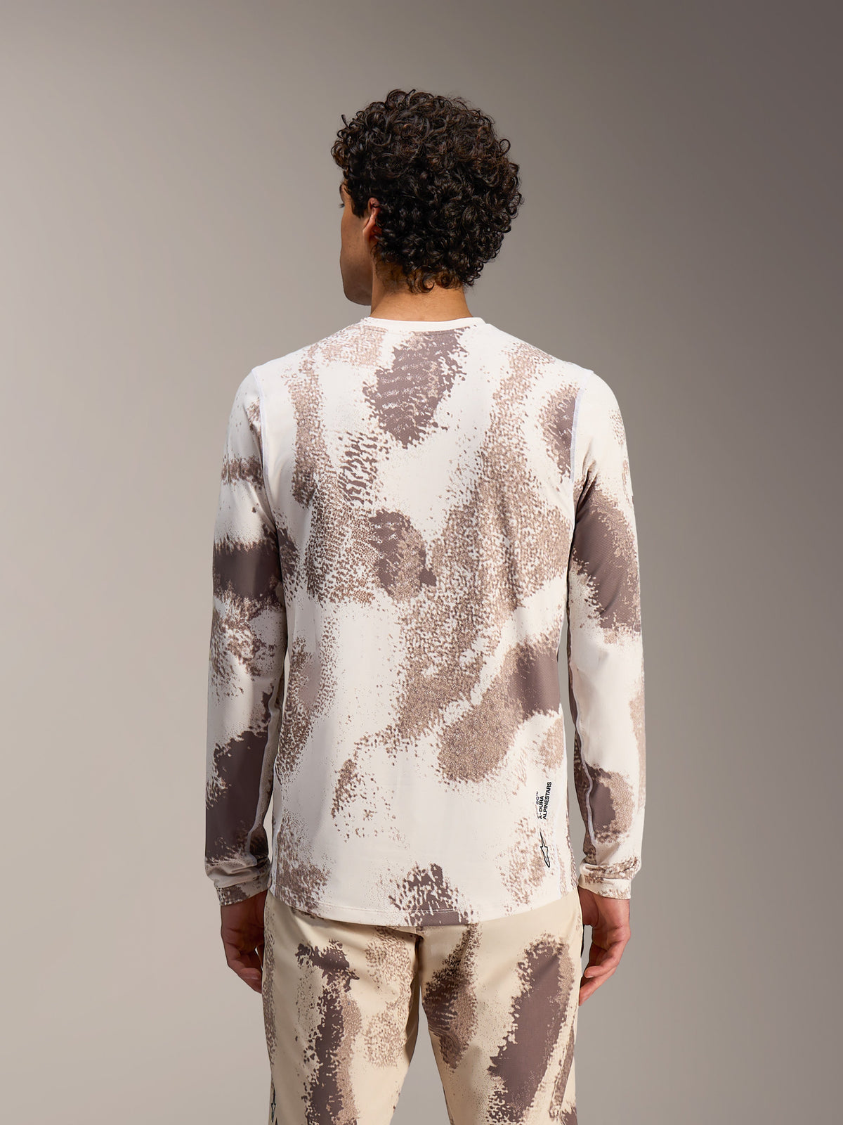 Alpinestars A-Dura Ride Langarmtrikot in Sand Camo, Rückansicht der leichten MTB-Performance-Passform.