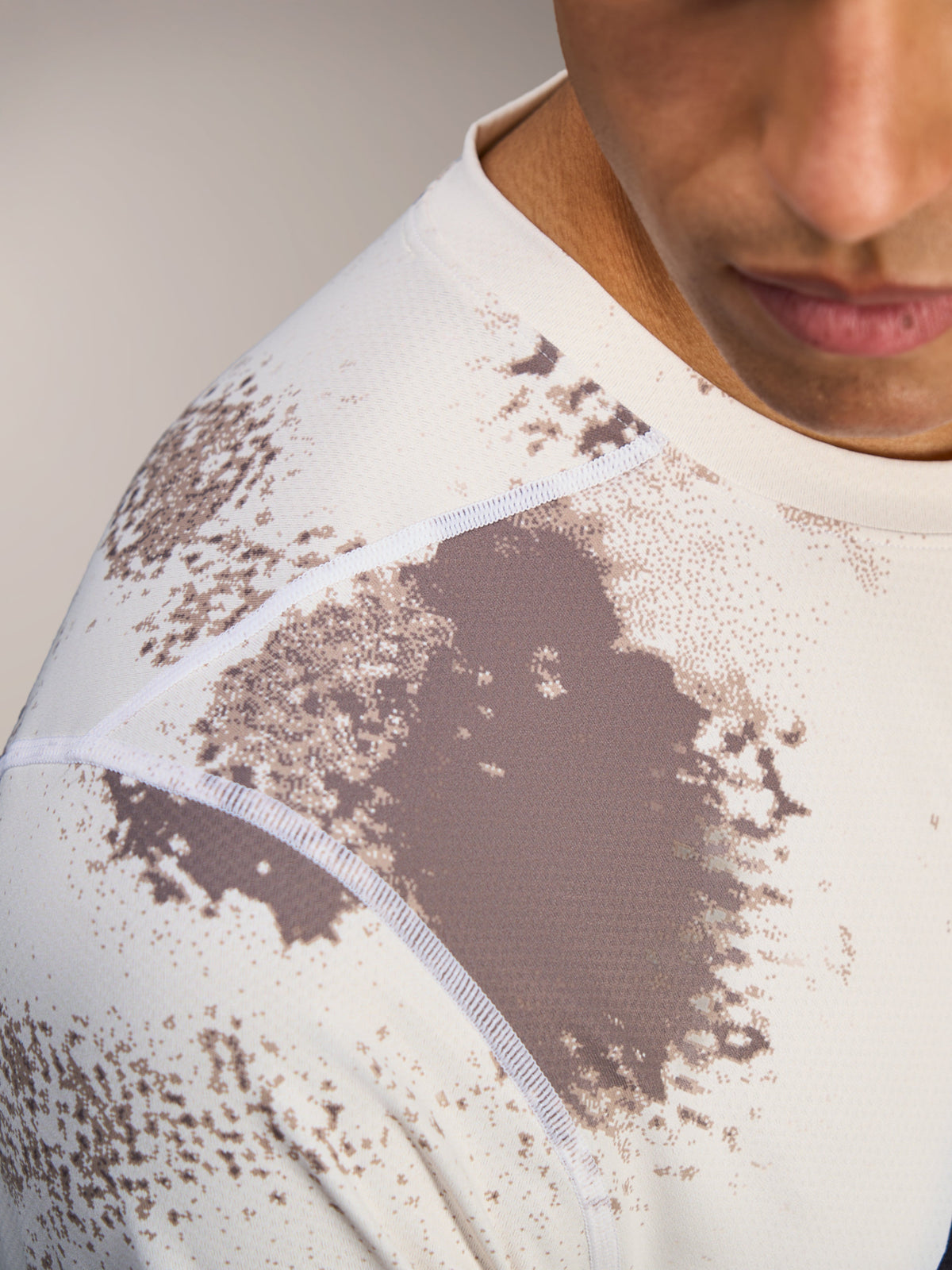 A-Dura Ride Trikot in Sand Camo, Detailansicht der Schulternähte und des atmungsaktiven Jacquard-MTB-Gewebes.