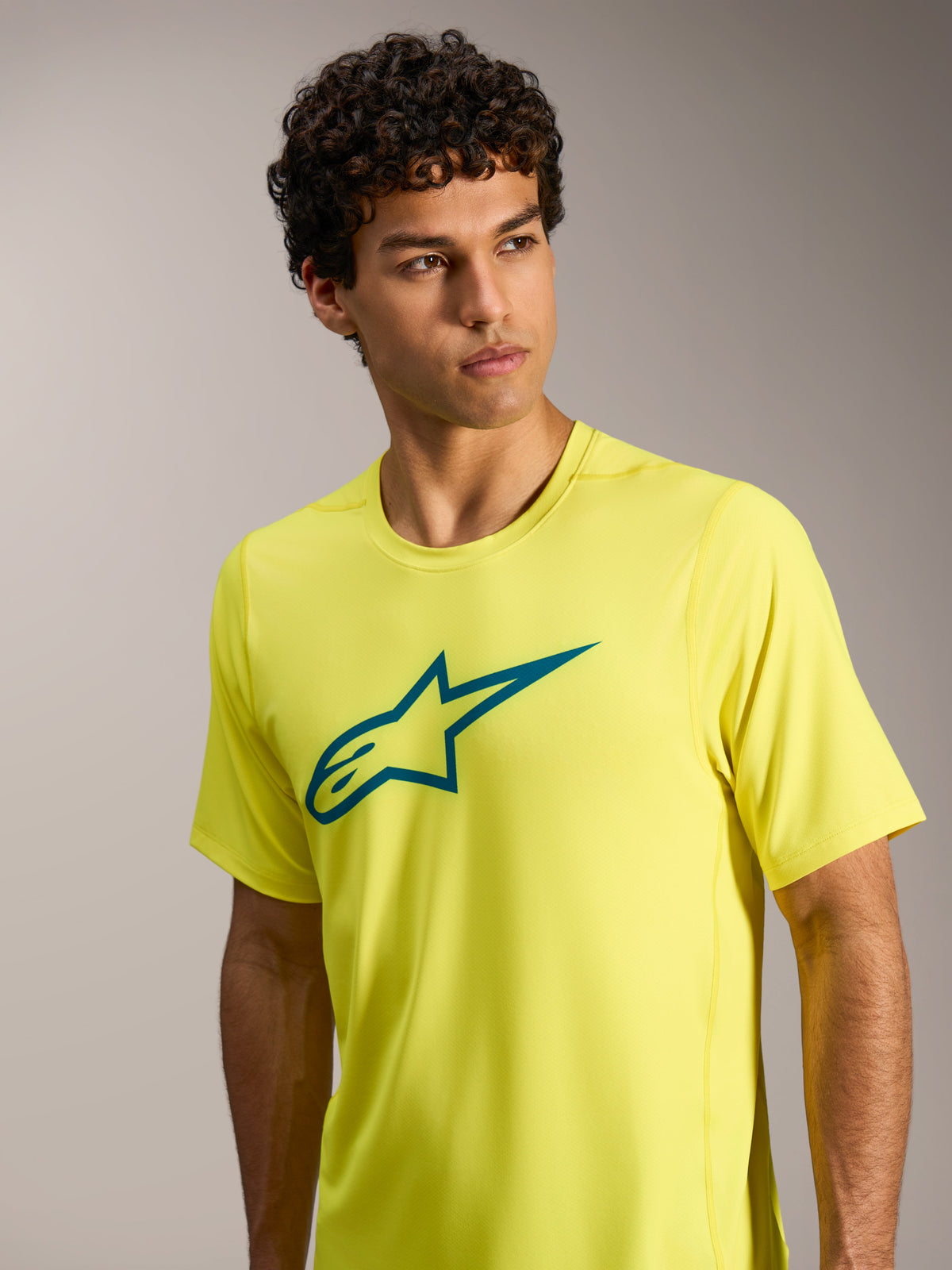 Alpinestars A-Dura Ride Kurzarmtrikot in Yellow Fluo mit petrolfarbenem Astars-Brustlogo für Performance-MTB.