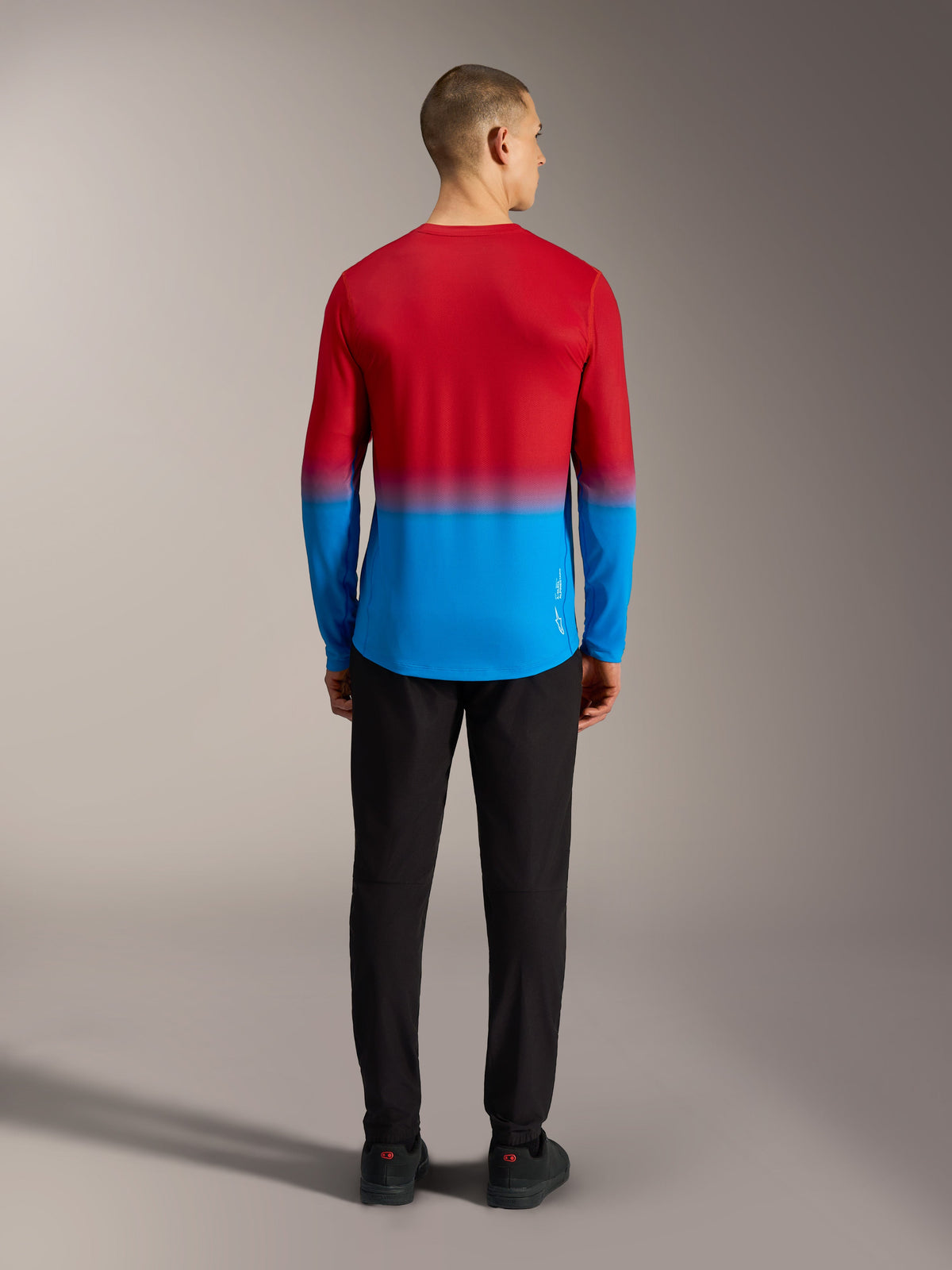 Alpinestars A-Dura ASTARS 2.0 Langarm-MTB-Trikot, hellrot-blauer Farbverlauf, Rückansicht am Modell.