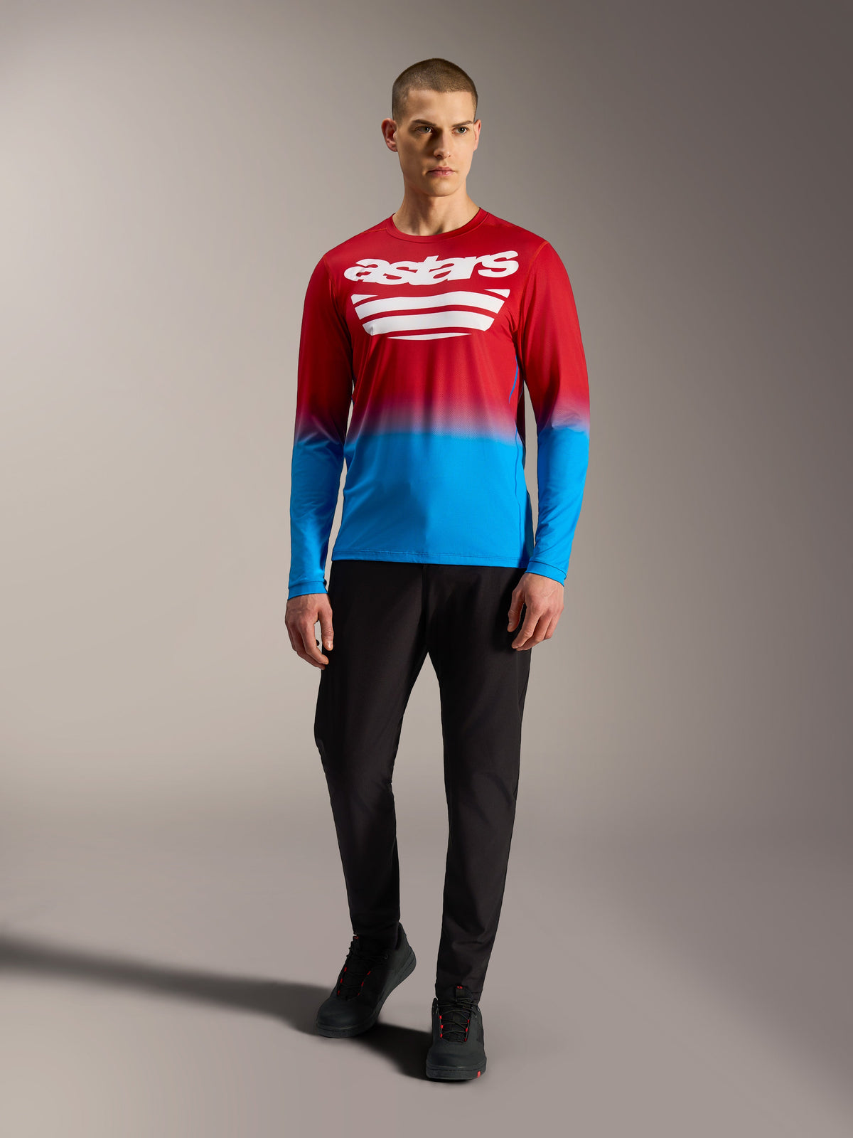 A-Dura ASTARS 2.0 Langarm-MTB-Trikot mit rot-blauem Farbverlauf und weißen Logos, kombiniert mit schwarzer Hose.