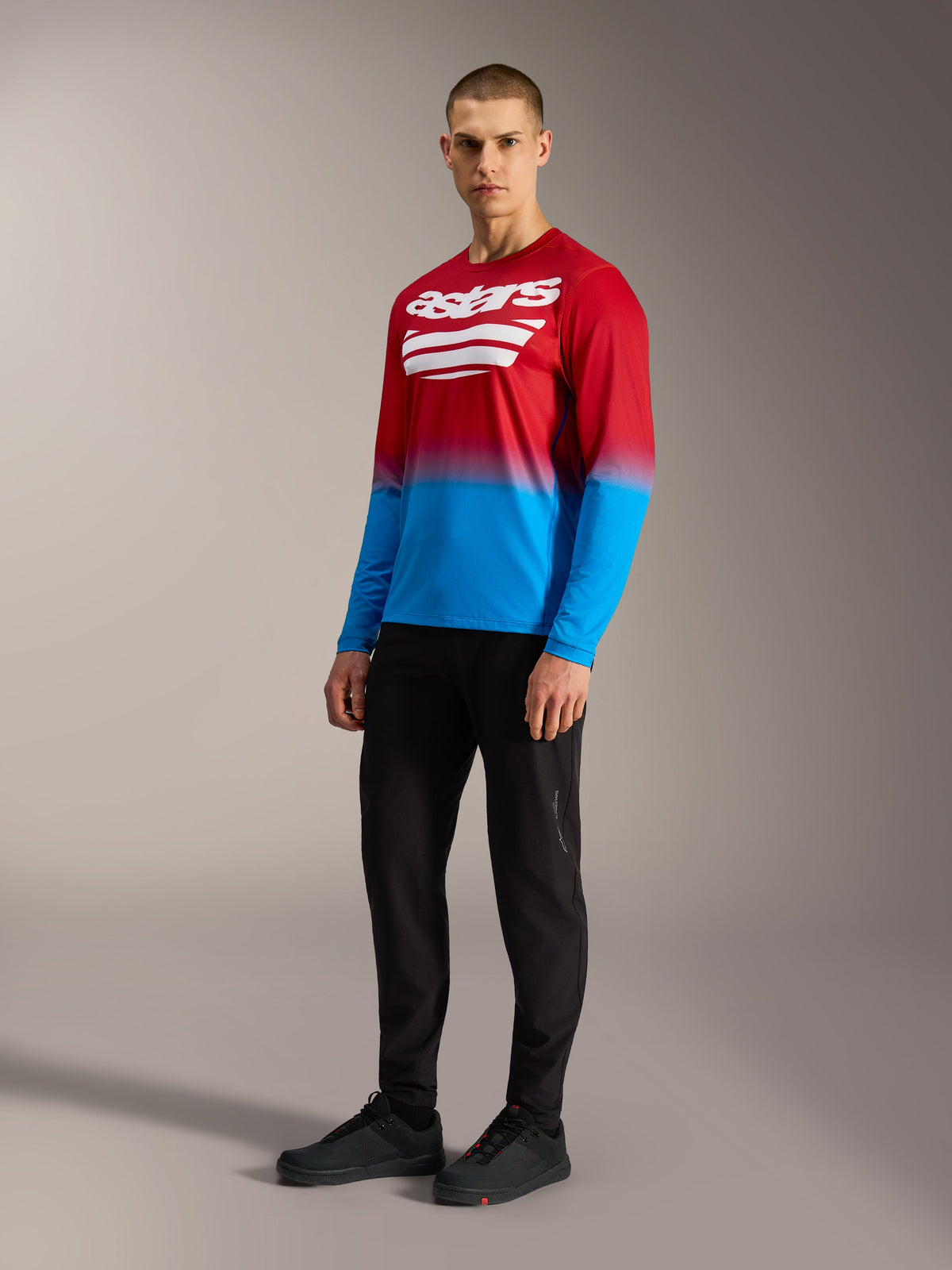 Alpinestars A-Dura ASTARS 2.0 Langarmtrikot, rot-blauer Farbverlauf mit weißem Brustlogo, sportliches MTB-Oberteil.