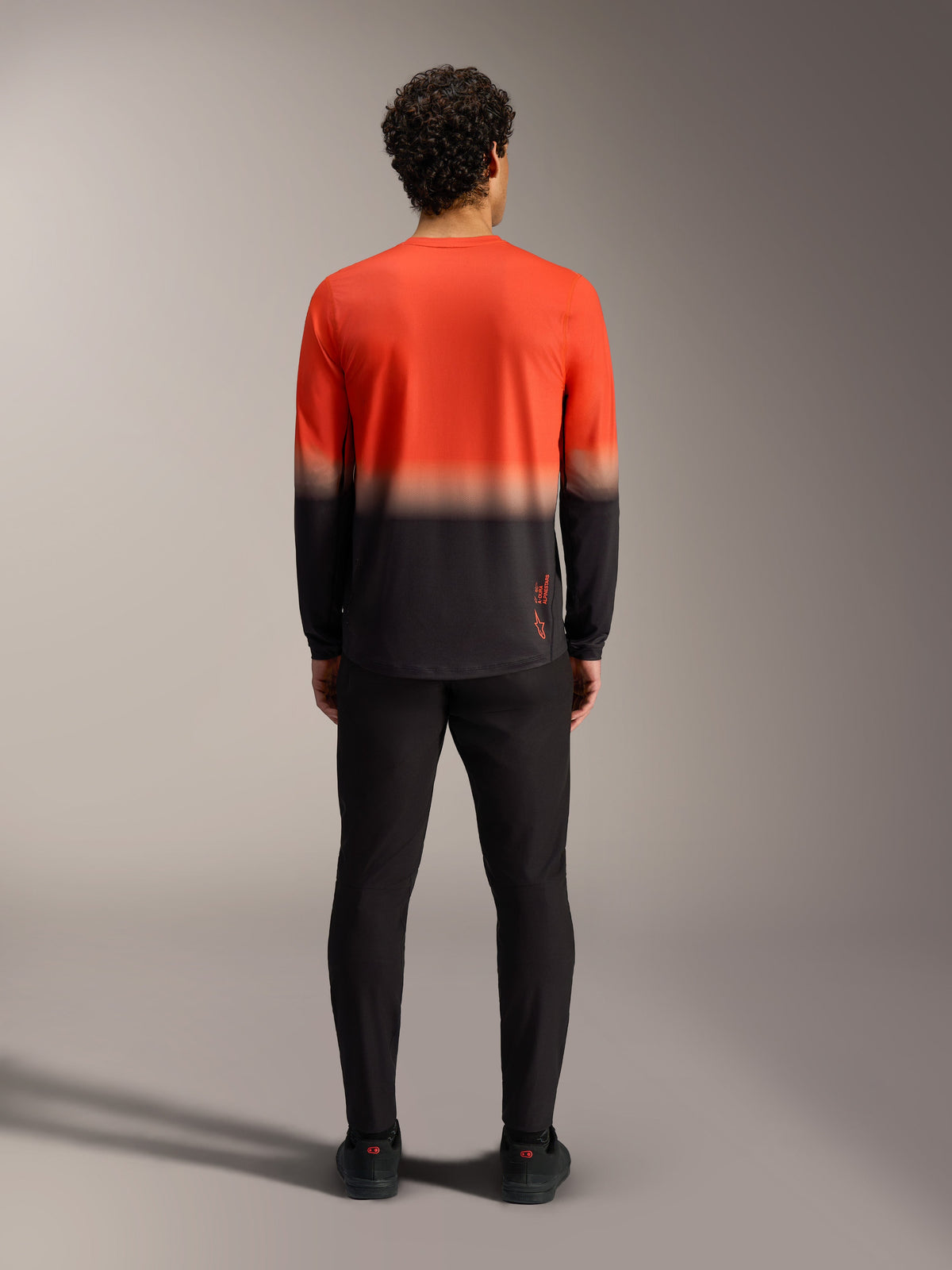A-Dura ASTARS Jersey 2.0 in orange-schwarzem Farbverlauf, Rückansicht des Langarm-Mountainbike-Trikots für Trails.