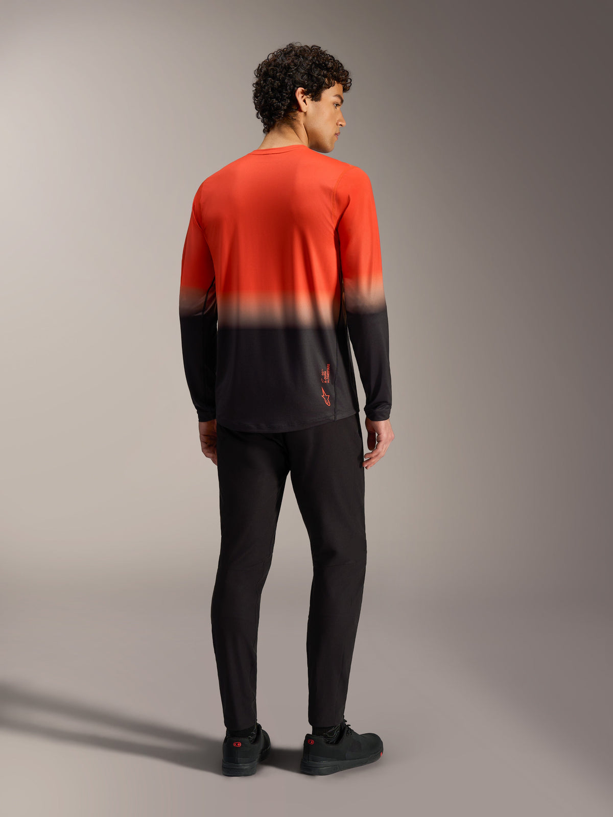 A-Dura ASTARS 2.0 Langarmtrikot, orange-schwarzer Farbverlauf, funktionales MTB-Shirt in der Rückansicht.