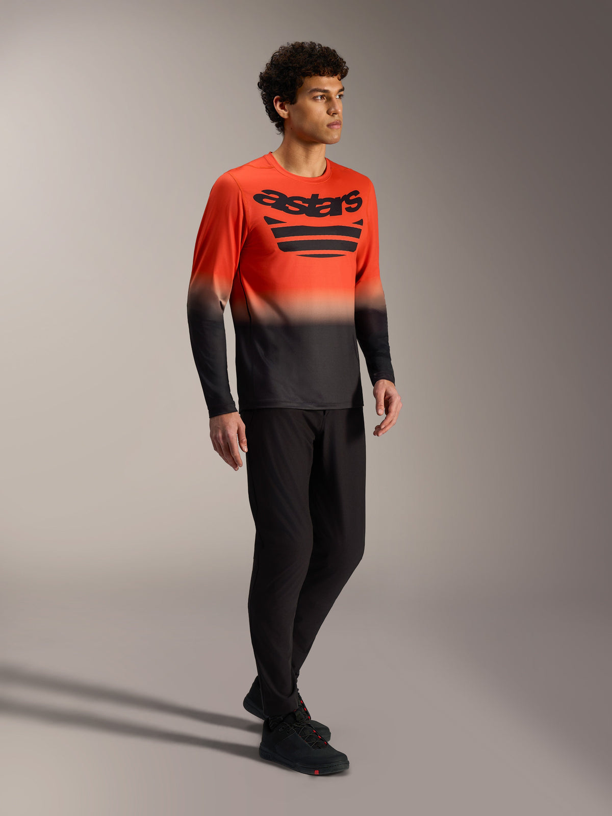 Orange-schwarzes A-Dura ASTARS Langarmtrikot 2.0 mit markantem Brustlogo für Mountainbike-Performance.