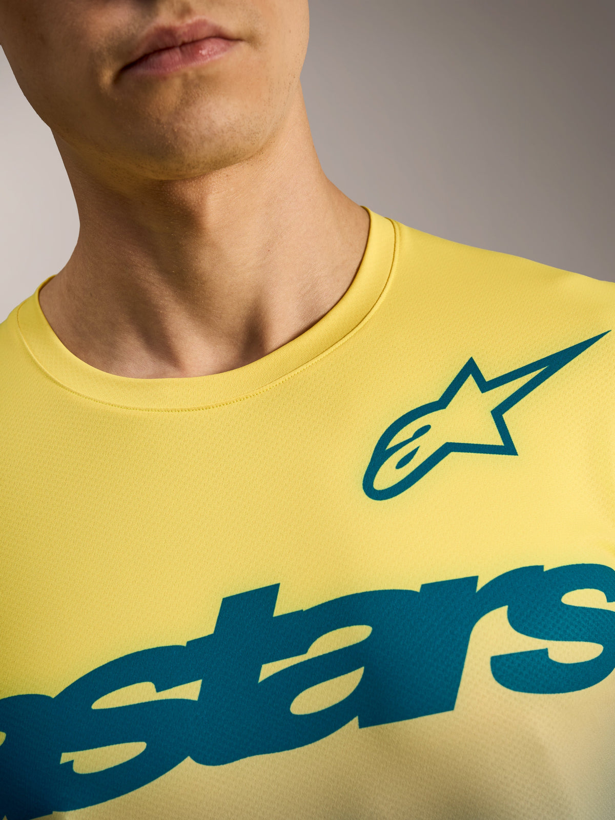 A-Dura ASTARS Jersey 2.0 in Yellow Fluo: atmungsaktives Kurzarm-MTB-Trikot mit blaugrünen Alpinestars-Grafiken.