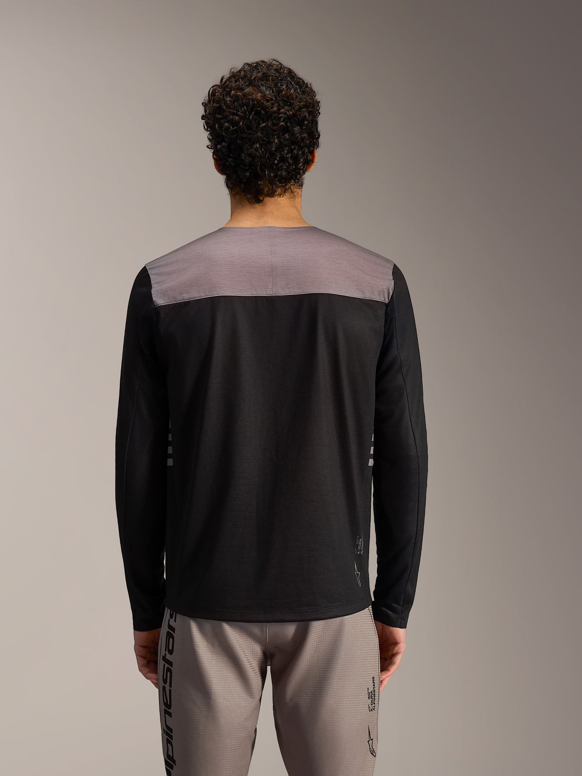 Alpinestars A-Dura Elite Trikot 2.0, schwarzes Langarm-MTB-Trikot mit grauem Schulterpanel, Rückansicht.