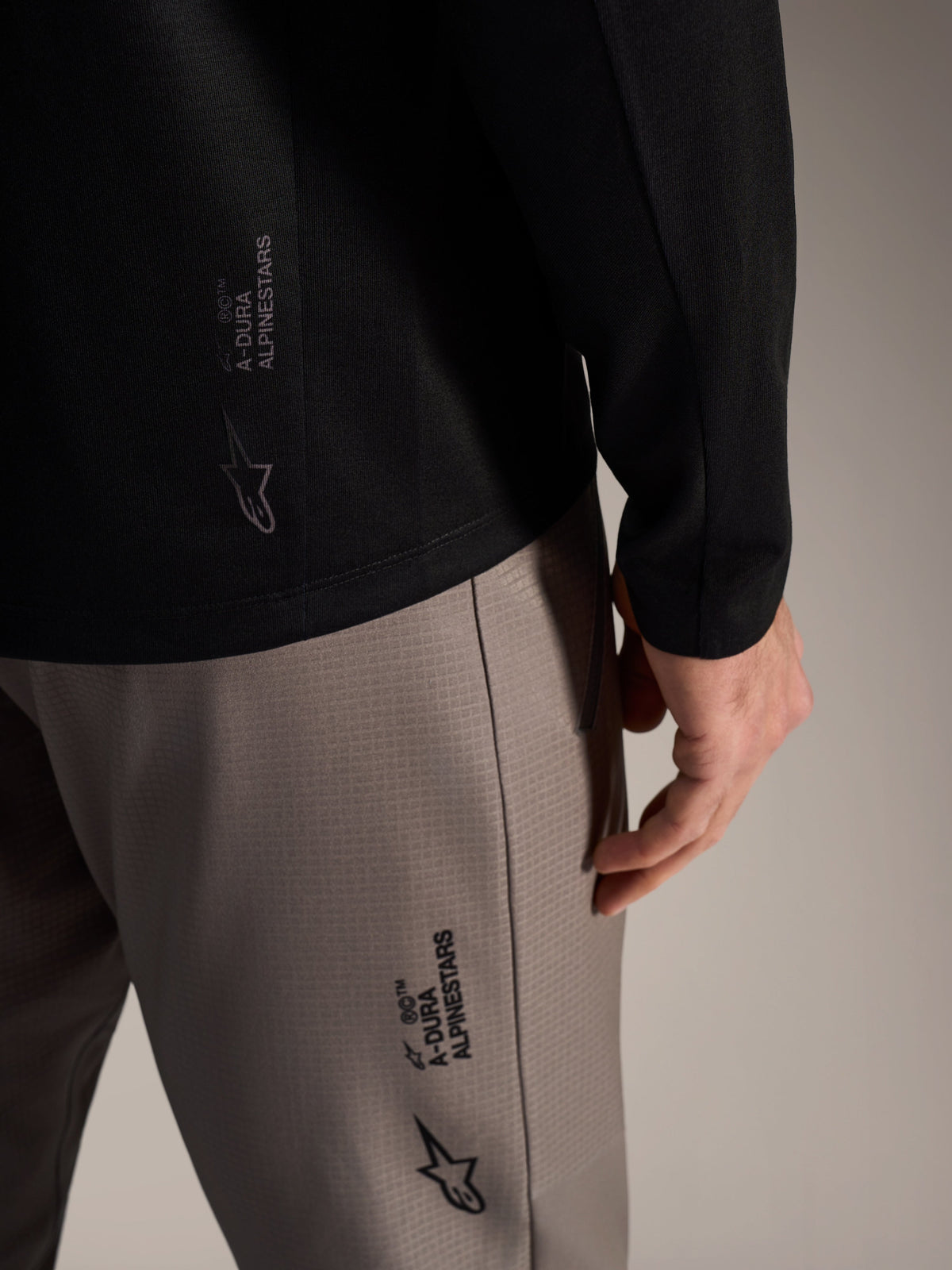 Schwarzes A-Dura Elite Langarmtrikot 2.0 mit Alpinestars-Branding und technischem Gewebe für MTB-Trail-Performance.